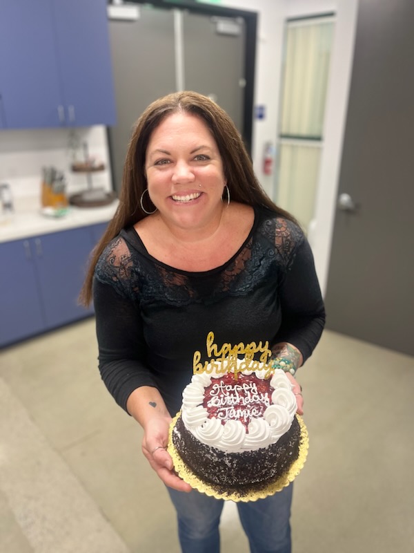 If good energy had a name, it would be Jaime. She brings the fun wherever she goes, she's the kind of person everyone gravitates towards and is SO easy to celebrate!! We're lucky to have her bright spirit and vibrant personality as part of our 321 family. Cheers to another year! 🥳☀🥰 #escrow321 #escrow32fun #hbd
