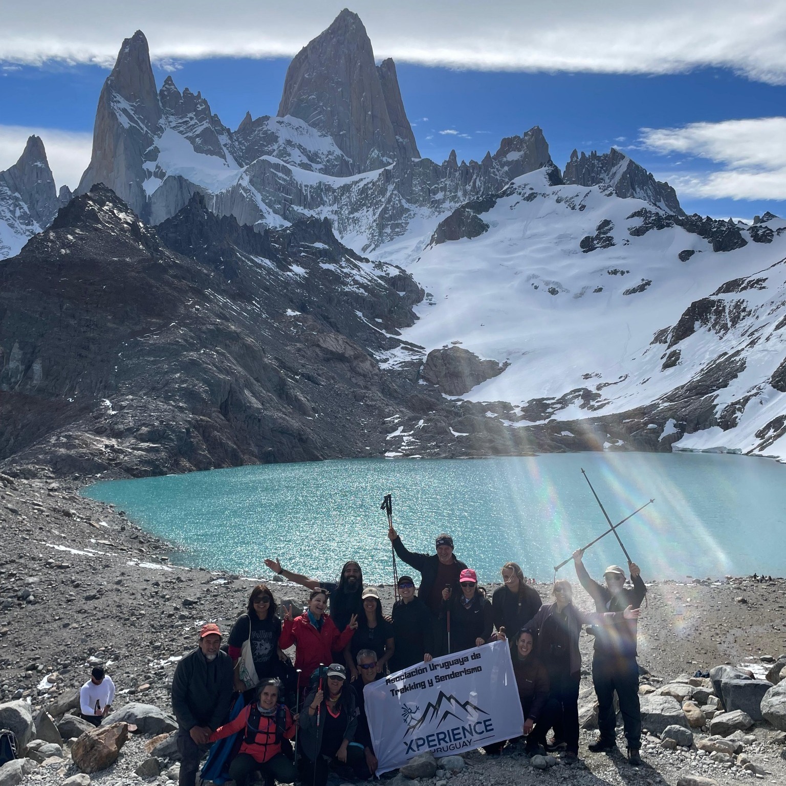 Gracias!
Por ser parte de la comunidad más grande de Trekking del Uruguay
Por animarnos a crear la Asociación Uruguaya de Trekking y Senderismo, una asociación sin fines de lucro cuya misión es promover el trekking de manera responsable y segura.
A partir del próximo año vamos a funcionar con un sistema de socios (toda la info acá: https://www.xperience.uy/) y los que quieran sumarse lo pueden hacer en este enlace http://xperience.uy/socios (los que lo hagan durante el 2025 serán socios fundadores)
También comenzaremos a usar un nuevo canal de wapp para enviar los anuncios (https://whatsapp.com/channel/0029Vb7AOfU9WtBzEoP6KZ0r), ya que hemos llegado casi al tope de usuarios de la comunidad actual. Les deseamos de corazón que finalicen el año de la mejor manera y que el próximo nos encuentre caminando juntos.
Feliz 2026!
La foto es de hace unos días del grupo de viaje que estaba disfrutando de la laguna de los 3 en el Chaltén