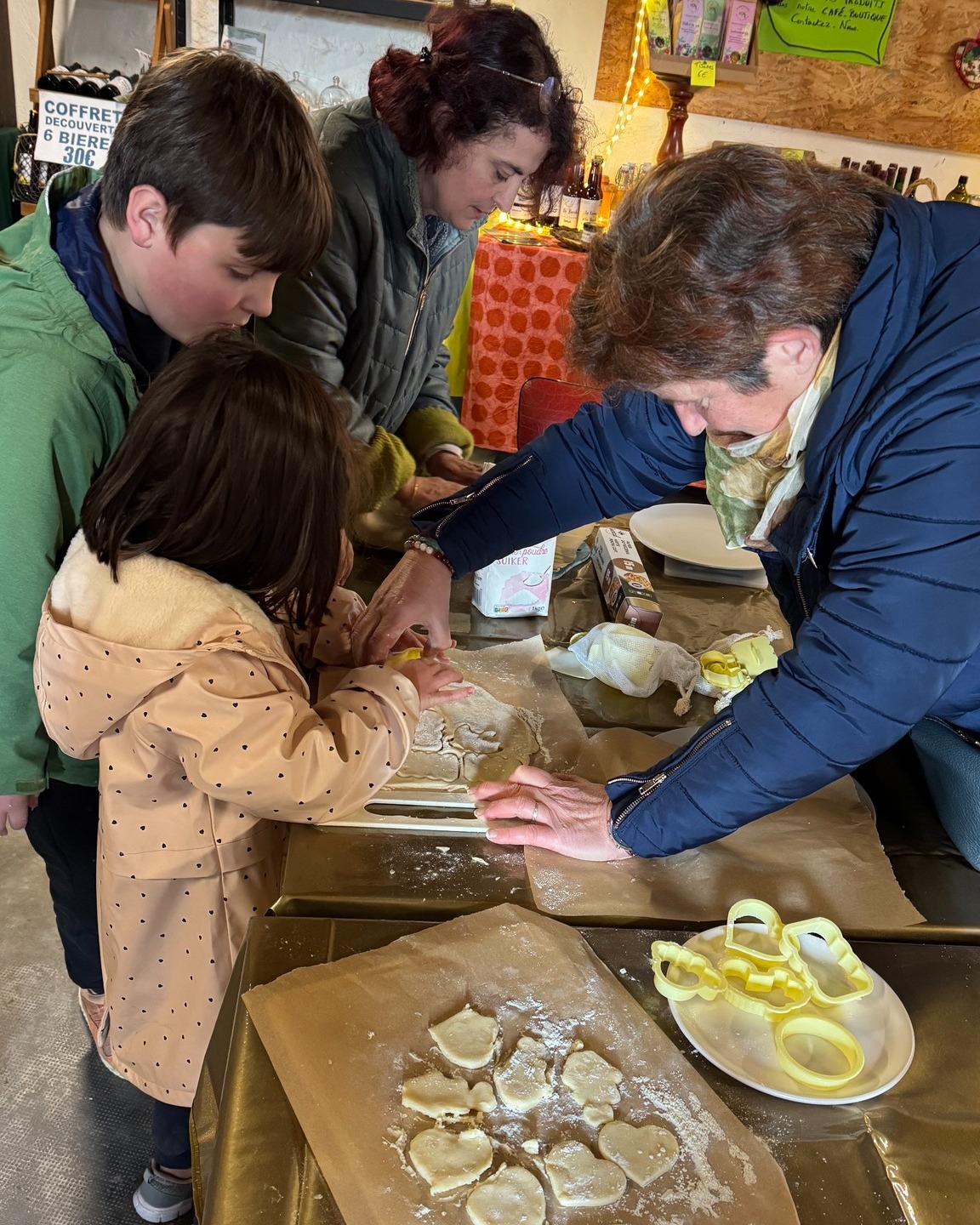 Retour sur les animations de décembre : un atelier biscuits de Noël et la création de carte de voeux. Merci aux participants 🎄