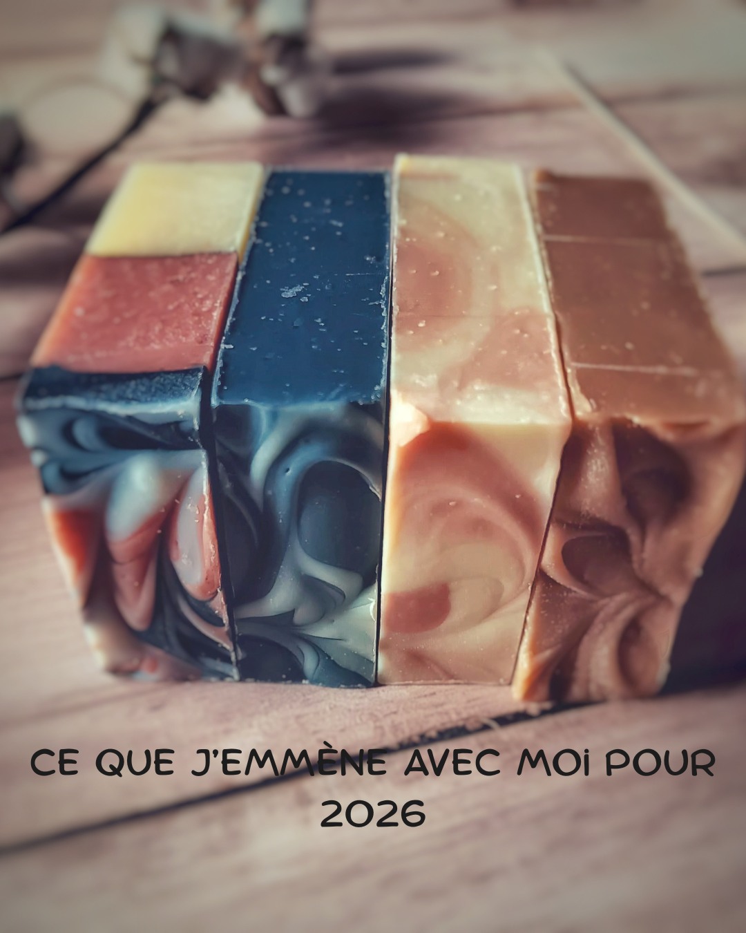Hello 2026!
Le changement c'est bien mais quand certaines choses fonctionnent, il faut les garder et les développer.
Alors au boulot pour 2026!
Prête à me suivre et à découvrir l'évolution de ma savonnerie?
#artisanefrançaise #savonnerieartisanale #faitmain