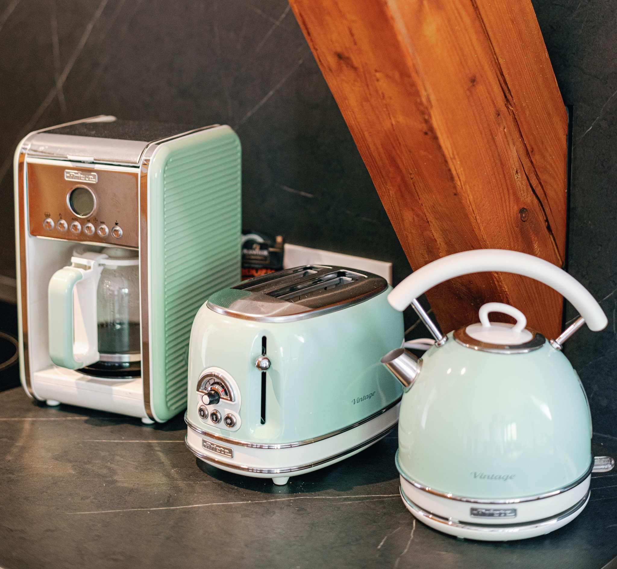 Le gîte Vincent, conçu pour accueillir 3 personnes, est le choix parfait pour une escapade cosy en Alsace. 🏡✨ Profitez de son ambiance chaleureuse et de ses équipements modernes pour vous détendre ! Avec une vue magnifique sur les vignobles, c’est l’endroit idéal pour savourer un bon verre de vin local en toute tranquillité. 🍷🌿#gites #alsace #friendstrip #holiday