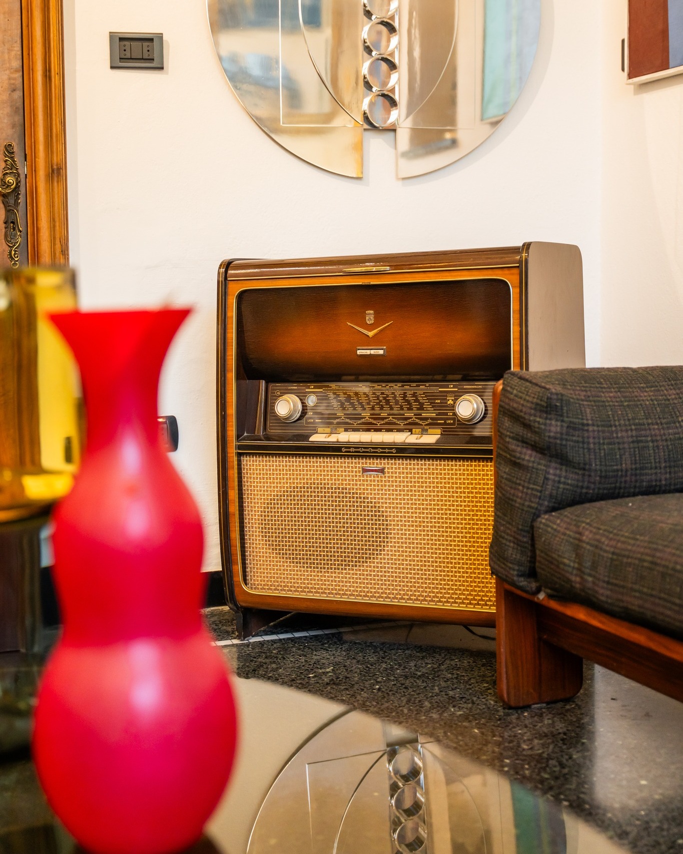 Tra tecnologia e arredo, prende forma il suono degli anni ’50.
Il mobile radio-giradischi Grundig custodisce l’eleganza funzionale del design tedesco del dopoguerra.
Between technology and furniture, the sound of the 1950s takes shape.
The Grundig radio-phonograph embodies the functional elegance of postwar German design.
LBQuaquaro
#fineartboutique
____
#antiques #vintage #art #italy