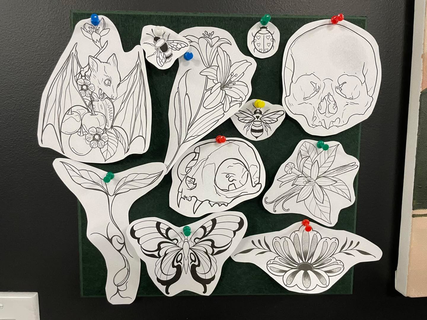 ✨WALK IN AVAILABILITY✨
Our piercer, Serenity & apprentice, Ashlyn have hella walk in availability today! Stop in & get poked! 🤪🖤 check out more of their work at @stabzbyserenity and @ahs_reverie 🫶🏼
#blackballtattoo #tattoosandpiercings #ashlynhaventattoos #midlandmi #walkinavailable