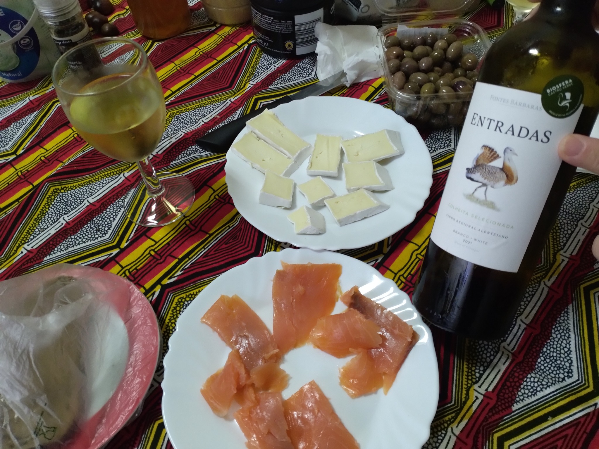 🍷✨ Boas entradas em 2026 ✨🍷
Entre petiscos, bons vinhos e o prazer de descobrir novos sabores e lugares, desejamos a todos boas entradas em 2026.
Que o novo ano seja feito de experiências autênticas, momentos bem vividos e muitos brindes pelo caminho.
🍷✨ A wonderful start to 2026 ✨🍷
Among tasty bites, good wine, and the joy of discovering new flavours and places, we wish you a wonderful start to 2026.
May the new year be filled with authentic experiences, meaningful moments, and many reasons to raise a glass along the way.
#WesternmostRoute #Sintra #Portugal #WineExperience #GastronomyTour #SlowTravel #AuthenticExperiences #DiscoverPortugal #WineLovers #TravelPortugal #NewYear2026