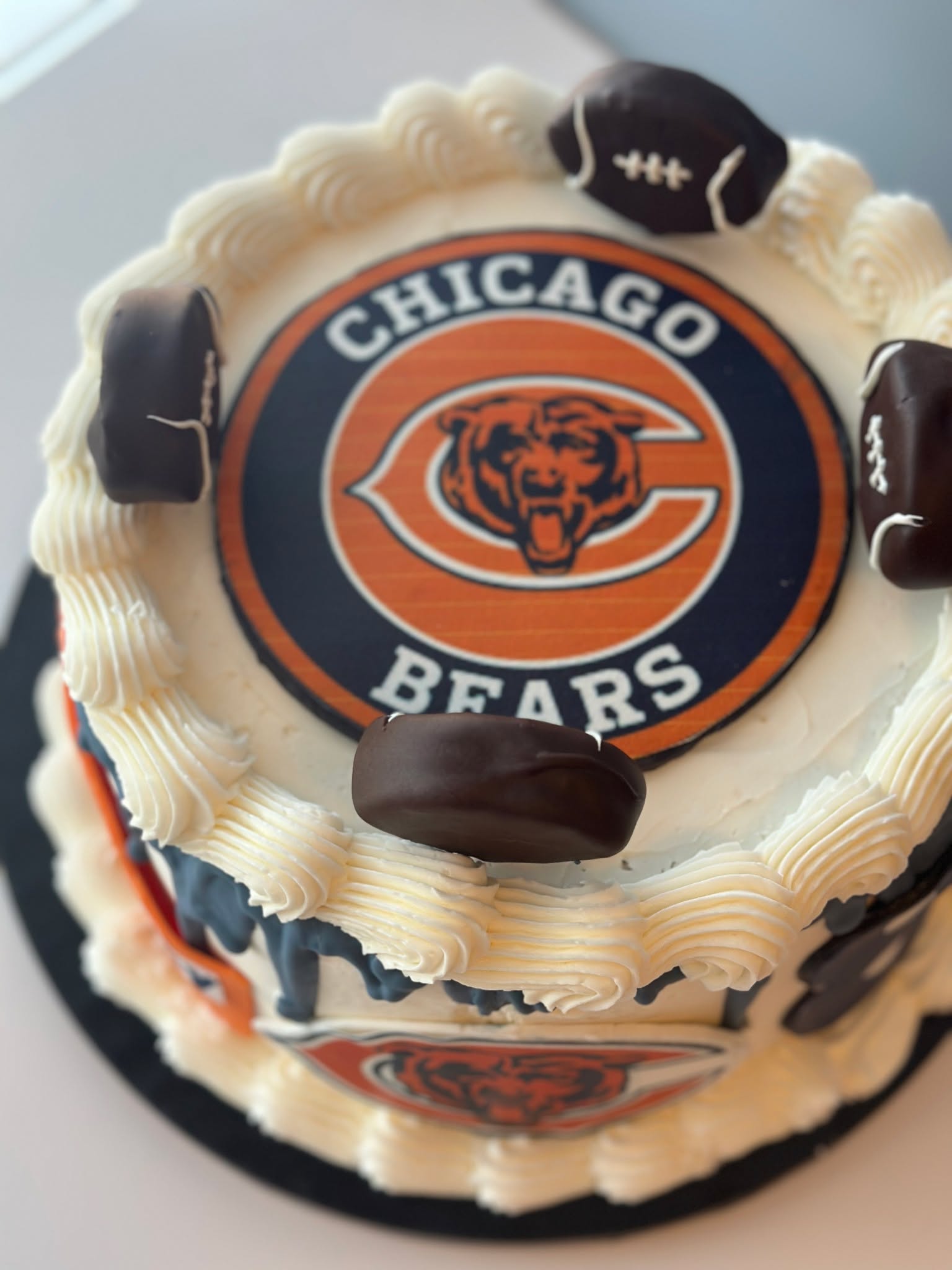 Cake week! Still on my cake journey... does come with a bit of anxiety.. I know the flavors are there, but still working on the finer details! Chicago Bears Birthday Cake and a German Chocolate Cake!
#customcakes #phoenixbakery #cake #germanchocolatecake #chicagobears