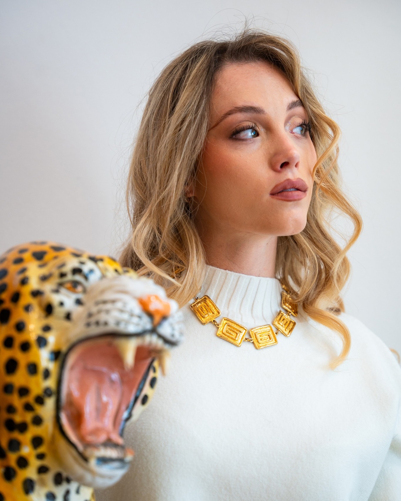 Cereve-Paris firma una collana in metallo dorato, dove ogni maglia diventa segno distintivo di uno stile audace.
Cereve-Paris presents a necklace in golden metal, where each link becomes a hallmark of bold style.
LBQuaquaro
#fineartboutique
____
#antiques #vintage #art #italy