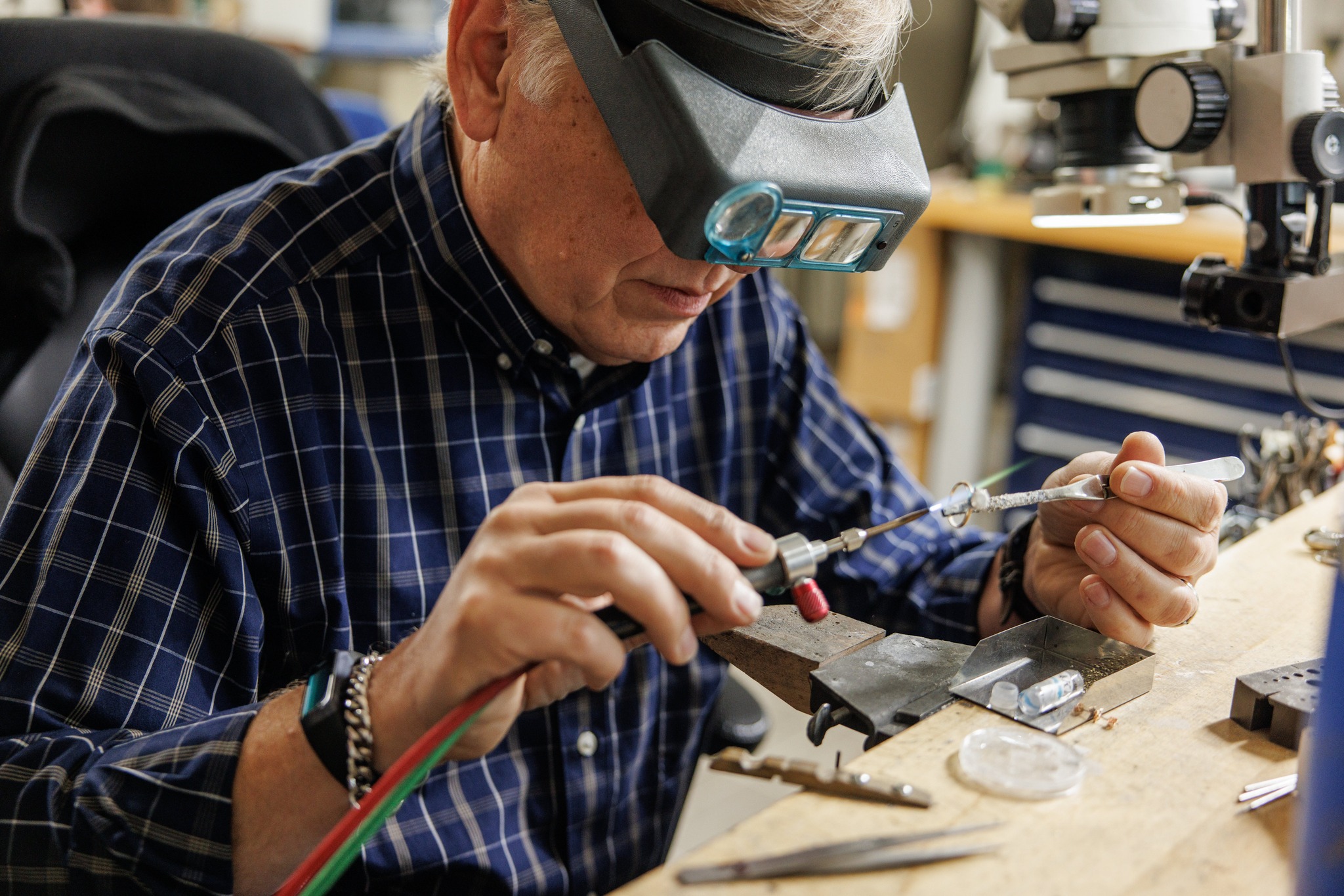 โจ Restore the sparkle to your treasured pieces!
Our expert jewelers offer professional in-house jewelry repair, from ring resizing to stone replacement and everything in between. All repairs are completed on-site, with most finished in under a week.
As always, we never charge for inspections, cleaning, or providing a repair quote. Have a question? Stop in or give us a call - weโre happy to help!
๐ Honest, reliable, and handled with care.