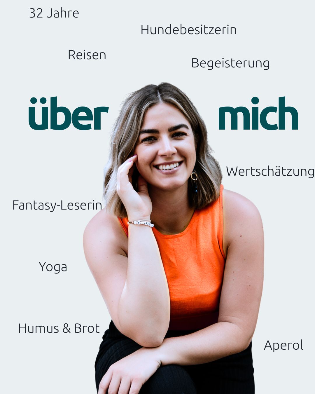 Das Bild sagt schon ziemlich viel über mich – aber ein paar Dinge möchte ich trotzdem teilen.
Ich bin sehr begeisterungsfähig und Veränderung ist meiner zweiter Vorname.
Wenn du mir eine Freude bereiten willst, dann stell mir Humus, frisches Brot und einen Aperol auf den Tisch.
Wenn ich abschalten will, tauche ich gern in Fantasy-Romane ein. Andere Welten, andere Gedanken, kurz raus aus dem Kopf. Yoga bringt mich zurück zu mir, und ja: Ich bin definitiv eine kleine Räuchermaus. Kristalle, gute Öle, einmal durchs ganze Haus – für mich gehört das genauso dazu wie klare Gedanken.
Durch meine mittlerweile zwölf Jahre Führungserfahrung glaube ich fest daran, dass Arbeit leicht sein darf und auch leicht sein kann. Dass sich Arbeit nach uns richten darf – und nicht wir uns ständig nach der Arbeit verbiegen müssen.
Für mich beginnt alles bei uns selbst: zu erkennen, wer wir eigentlich sind, was wir brauchen und den Mut zu haben, genau das nach außen zu kommunizieren.
Wenn wir bei uns anfangen, wird so vieles leichter. Wir sind zufriedener, klarer und tragen eine ganz andere Energie nach außen – in unser Umfeld, in unsere Teams, in die Gesellschaft. Und genau darin liegt für mich der größte Mehrwert.
Ein kleiner Reminder für dich – und mein persönlicher Leitspruch:
Wir können die anderen nicht verändern. Aber wir können uns selbst verändern und damit ein Vorbild für Andere sein.
Schön, dass du hier bist.
#ÜberMich #übermich #übermichseite #aboutme #vorstellung #Vorstellungspost #führung #führungsfrauen #führungsstärke #führungskultur