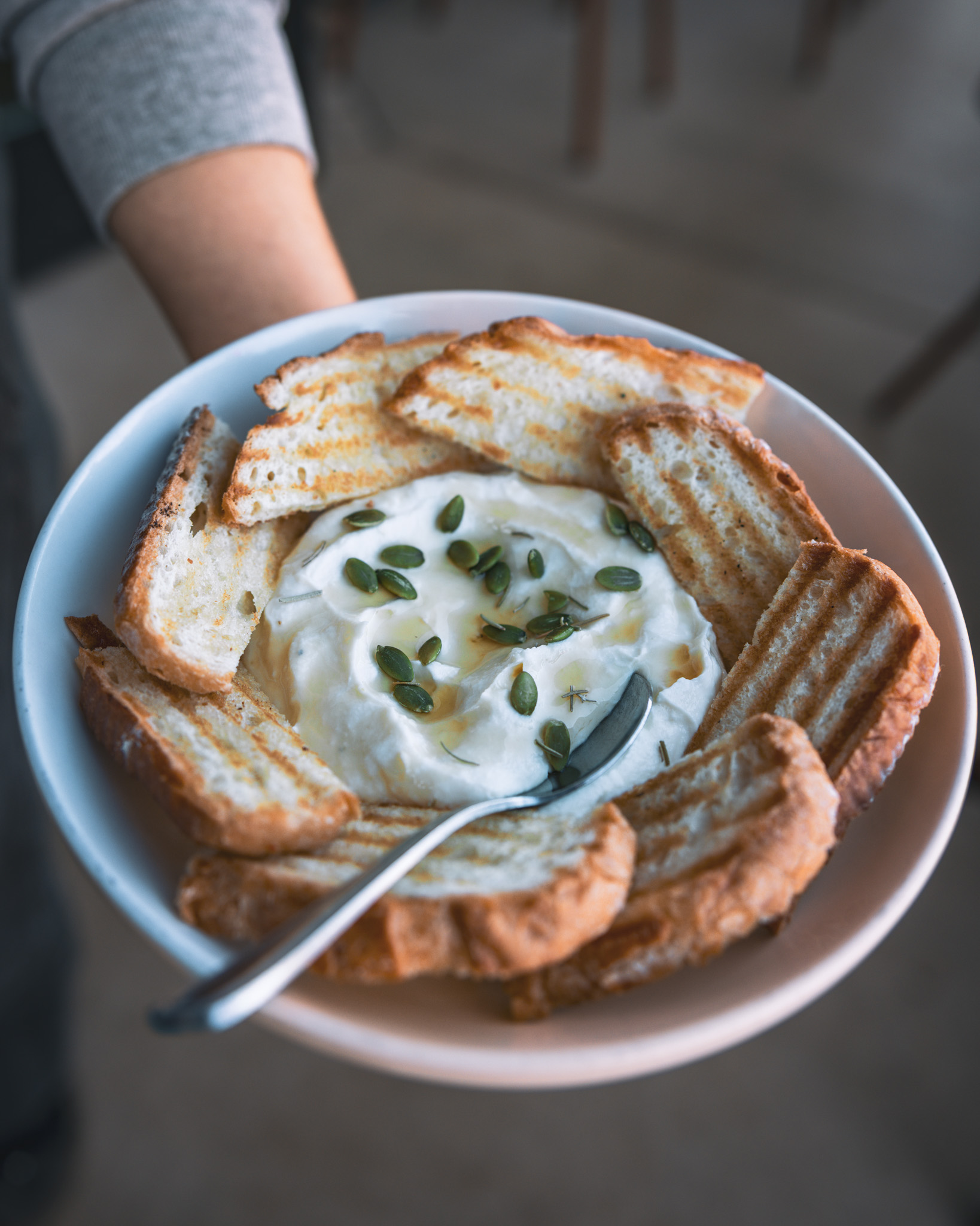 Made for the table. 🍋 Our whipped ricotta with lemon, olive oil, and honey is finished with rosemary and Pepita seeds and served with toasted baguette.
#RavensViewWineBar #CaveCreekAz #WineBar #ScottsdaleRestaurants #Ricotta