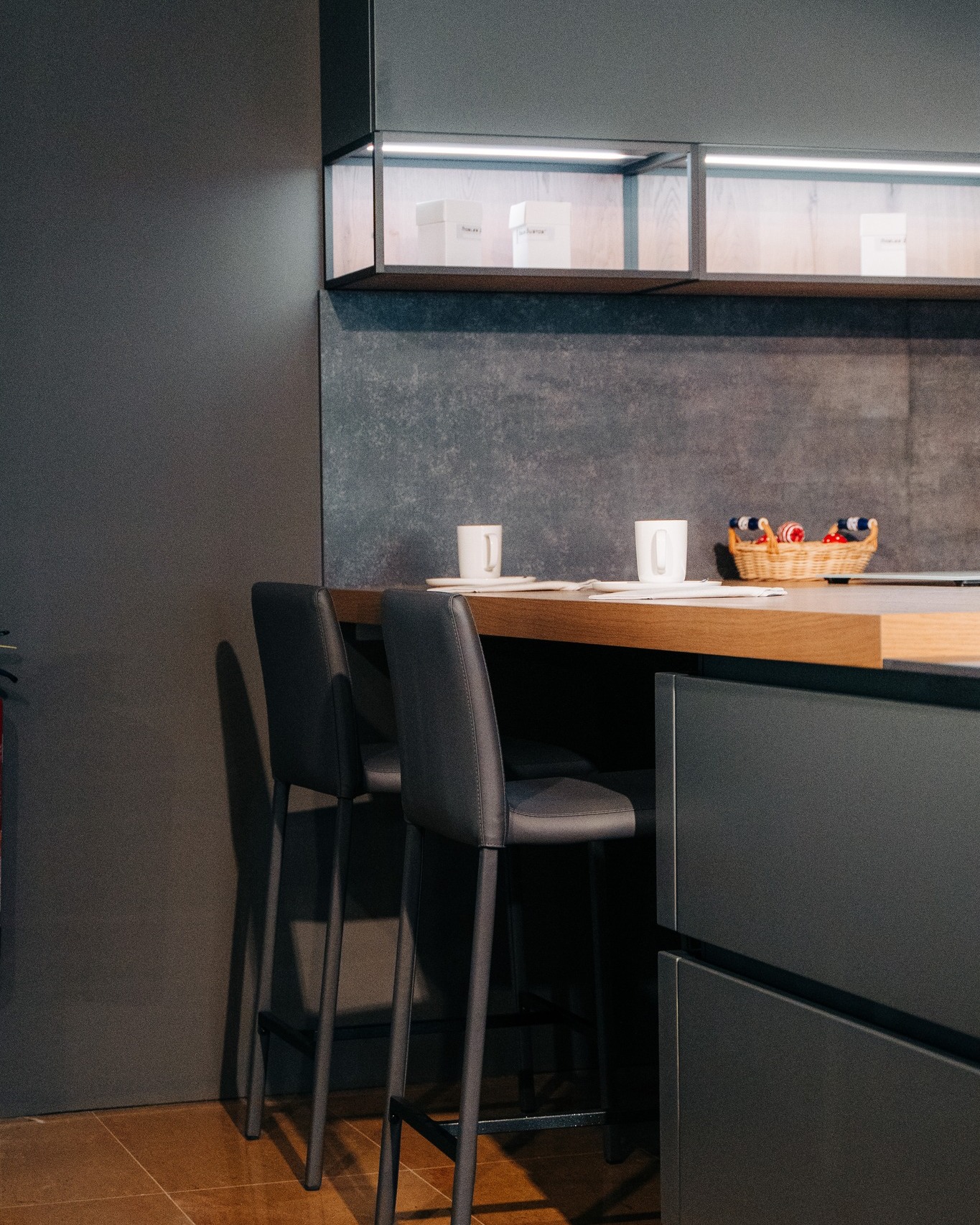 ¿Sabes cuánto tiempo pasamos en la cocina? Mucho más del que creemos 😉
Por eso es tan importante que sea cómoda y funcional, que todo esté pensado para el día a día… pero también que tenga un diseño que te haga sentir bien.
En Mobles Bustos creemos en cocinas prácticas, bonitas y hechas para vivirse. Porque cuando un espacio funciona de verdad, se nota en cada momento ❤️
#moblesbustos #lasénia #laseniapaisdelmoble