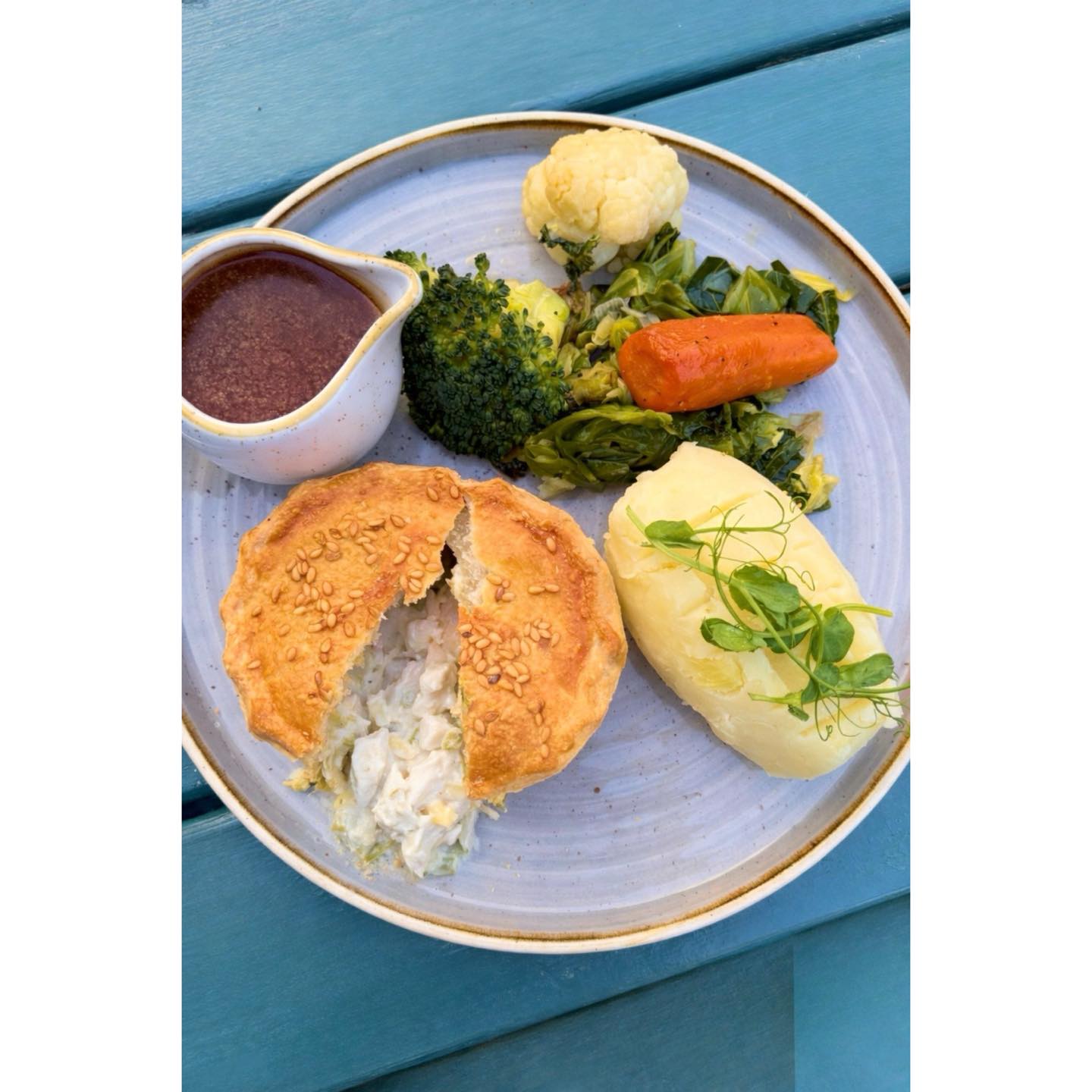 ✨Introducing our second of 3 new pies on our Chef Special board ✨
Chicken, Leek and Tarragon Pie. Served with a chicken gravy, fresh seasonal vegetables and your choice of our buttery mash or hand cut chips 😍🥧
#pubfood #comfortfood #pie #pub #local