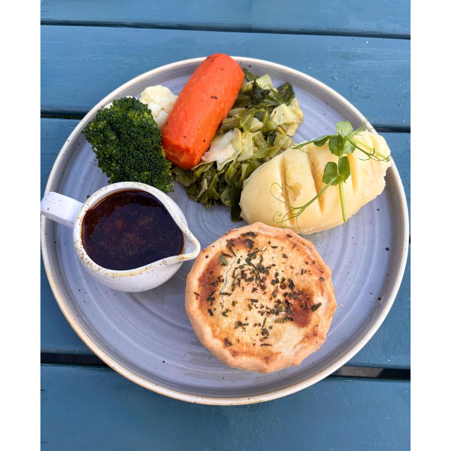 ✨Introducing the first of our three new pies on our Chefs specials ✨
Slow braised pulled Beef Shin and Ox Cheek pie, served with seasonal vegetables and a choice of our creamy buttery mash or our homemade chips! 🥧
#pubfood #publunch #chefspecial #pub #homemade #thehastings #comfortfood