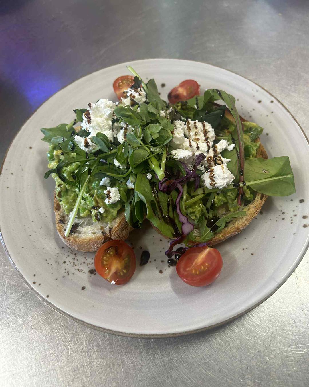 Need an Instagram worthy meal to post on your story that’s also delicious?
This week on the specials menu we have a fabulously fresh pea and avocado smash on ciabatta, paired with cherry tomatoes and feta.
If you’re vegan or gluten free don’t worry we can make it perfect for you, just ask our lovely staff!
#cafe #healthyfreshfood #vegan #glutenfree #emporio #local