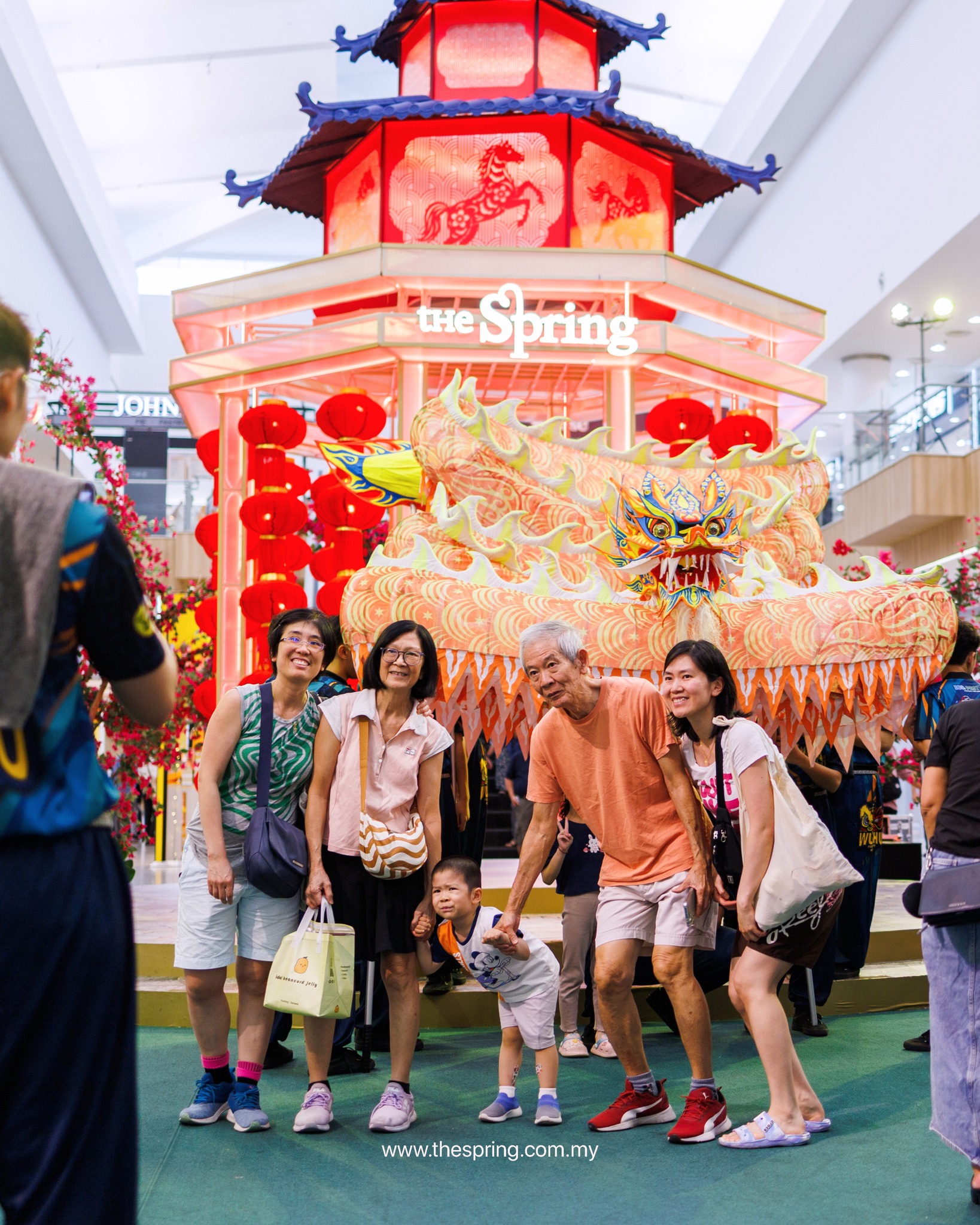 Throwback to the thunderous Dragon Dance that lit up the mall last weekend 🐉✨ The beats, the moves, the energy; there’s plenty more vibrant performances coming your way this season.
Catch the full event highlights at www.thespring.com.my
#thespringkch