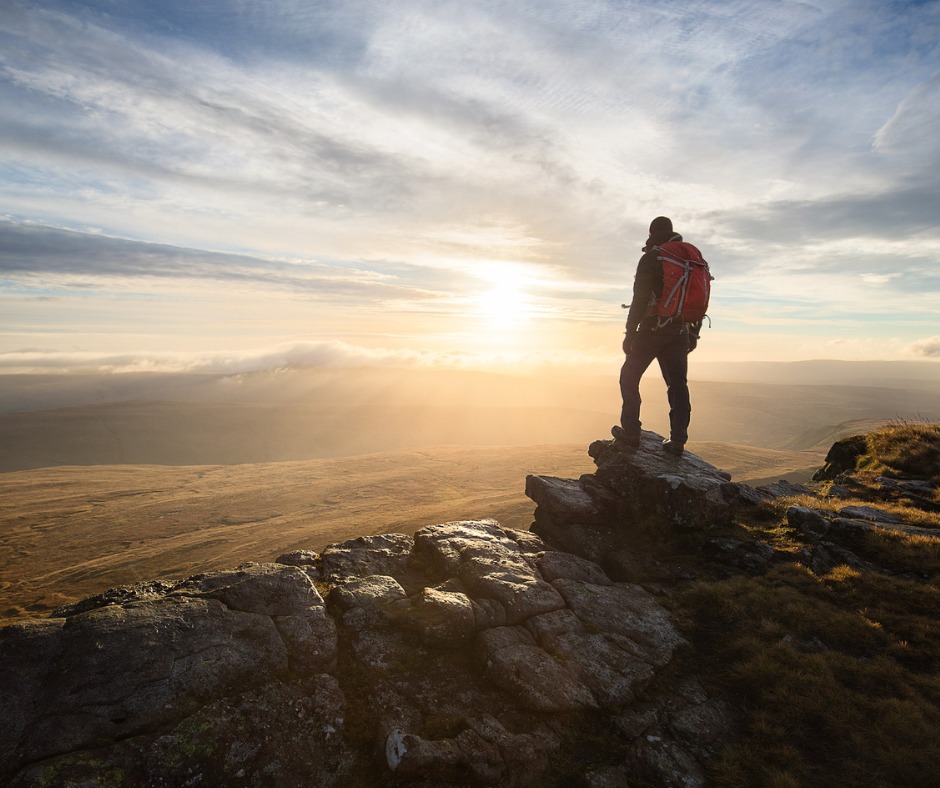 From grand vistas on high hills, to market streets where the shutters are just lifting; from trig points where the wind sculpts the sky, to hidden woodland paths that smell of earth and moss — in Mid Wales, every walk has its own story.
Paths curve, dip, and rise not just to take you somewhere, but to let you arrive slowly. They invite detours through valleys where streams chatter over stone, pauses beneath trees that have watched centuries pass, and quiet moments when the world seems to hold its breath. You walk not to conquer distance, but to inhabit it — to feel the land underfoot, the cold air in your lungs, the warmth of sunlight on your back.
There is no rush here. Only room to wander and discover.
O olygfeydd gwych ar ben y bryniau, i strydoedd marchnad lle mae’r selers yn codi’n araf; o bwyntiau trig lle mae’r gwynt yn siapio’r awyr, i lwybrau coedwig cudd sy’n arogli’r ddaear a’r mwsog — yn Nwylo Canol Cymru, mae gan bob cerdded ei stori ei hun.
Mae’r llwybrau’n crwmio, yn cwympo ac yn codi nid er mwyn eich cludo i rywle, ond i’ch gadael gyrraedd yn araf. Maent yn gwahodd detours drwy ddyffrynnoedd lle mae’r rhaeadrau’n sibrwd dros y creigiau, momantau o orffwys o dan goed a wnaeth weld canrifoedd yn pasio, a eiliadau tawel pan mae’r byd yn ymestyn ei anadl. Cerddwch nid i orchfygu pellter, ond i fyw ynddo — i deimlo’r tir o dan eich traed, y gwynt oer yn eich ysgyfaint, cynhesrwydd yr haul ar eich cefn.
Nid oes brys yma.�Dim ond lle i grwydro a darganfod.
