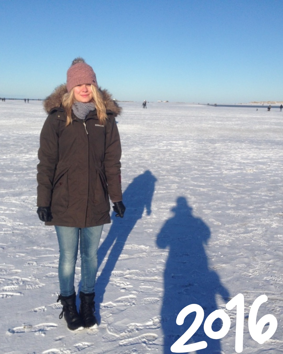 Das eine Mal im Jahr, an dem ich etwas poste, kann ich ja mal einen Trend mitmachen ... #2016memories
1⃣ Schnee am Strand von St. Peter. Magisch und wundervoll. Eine der letzten Zeiten, zu denen ich "normal" gegessen habe. Beschwerden waren angeblich psychosomatisch und dann geht man eben mit dm Flow 🤡
2⃣ Im Sommer mit dem Rad von St. Peter nach Vollerwiek. Bin froh, dass die Räder durchgehalten haben :D Zu der Zeit dachte ich, ich sei zu dick 🤡
3⃣ Fahrrad fahren in St. Peter war anscheinend mein Ding. Geht auch im Herbst 🍂 Die Mütze hatte ich oft in 2016 auf, habe sie aber irgendwie verloren.
4⃣ Sommerurlaub, nach der Diagnose (Histamin- und Sorbitinolteranz + Milchallergie). Da scheppert man sich schonmal nen halben Liter Kokoswasser rein (man gönnt sich ja sonst nichts 😁)
5⃣ Hab zwischendurch versucht, Musik zu machen, meistens aber mit der Technik gekämpft. Heute bin ich technisch aufgestellt, komme aber aktuell nicht zum Musik machen 🤡
6⃣ Zwischen philosophischen Texten und englischer Literatur darf es auch mal Harry Potter sein.
7⃣ Ich war irgendwie viel im Stall 🐎
8⃣ Wenn man viel im Stall ist, macht das Training sogar Fortschritte. Kann ich aktuell nicht behaupten. Reicht schon, wenn man sich beim Fegen nichts zerrt.