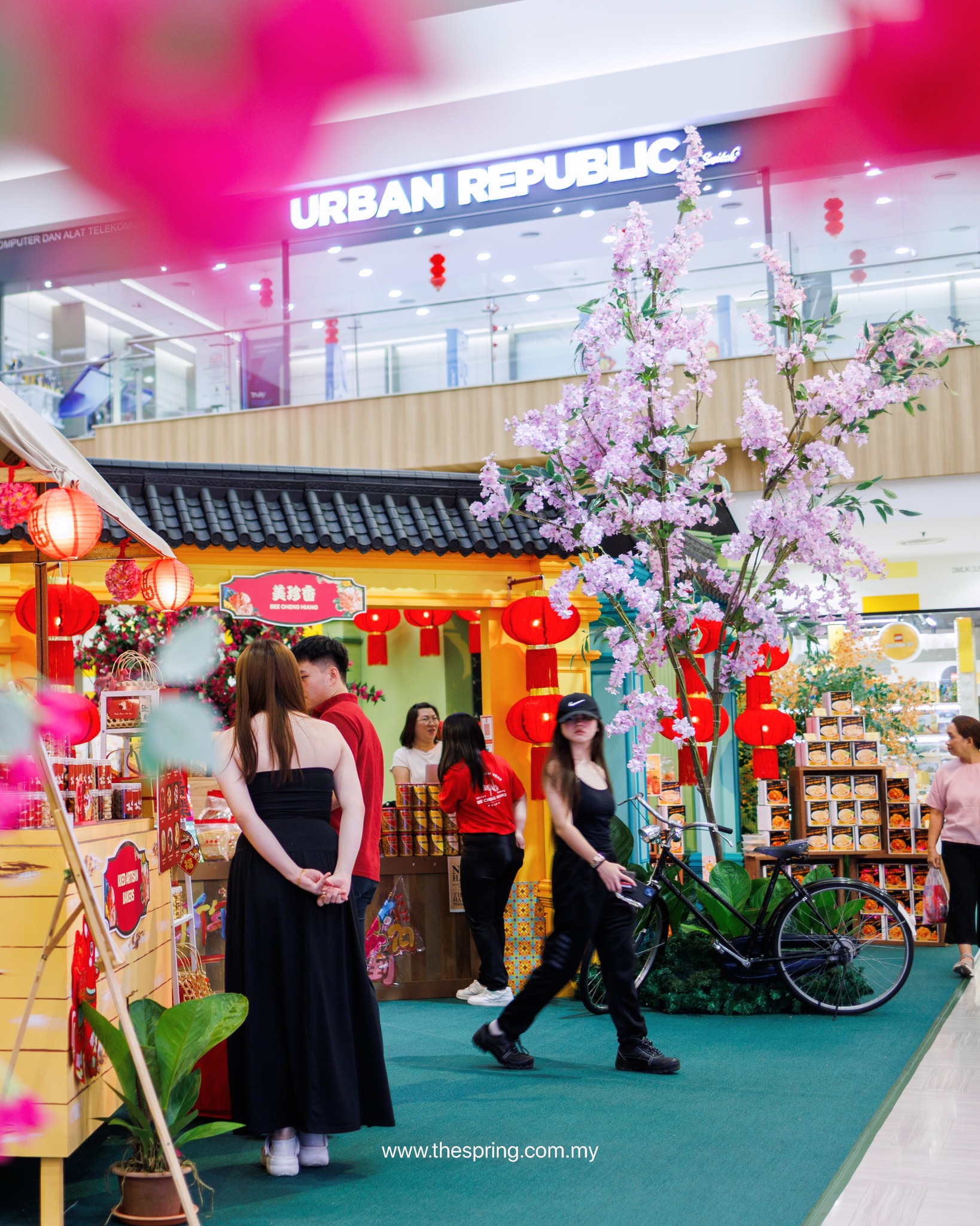 Shop your Chinese New Year goodies in the comfort of the mall. Blooming across the space, friendly vendors come together to present their best homemade treats, festive fashion, and classic hampers — perfect for the season of prosperity and thoughtful gifting. 🌸✨
📍 Ground & First Floor
#thespringkch #lunarnewyear #rootsandrejoice