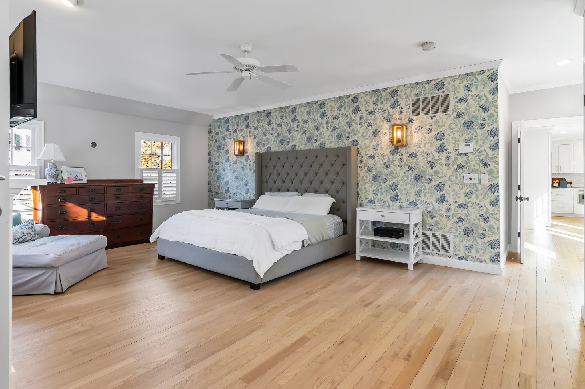 This bright and spacious primary ensuite features a fireplace, two walk-in closets, a soaking tub, and a glass walk-in shower—designed for comfort, calm, and privacy. Could you see yourself starting and ending your day here?
.
.
.
.
.
.
.
#MasterEnsuite #PrimarySuite #LuxuryLiving #JMRealEstatePhoto #RealEstatePhotography #BrightInteriors #DreamHome