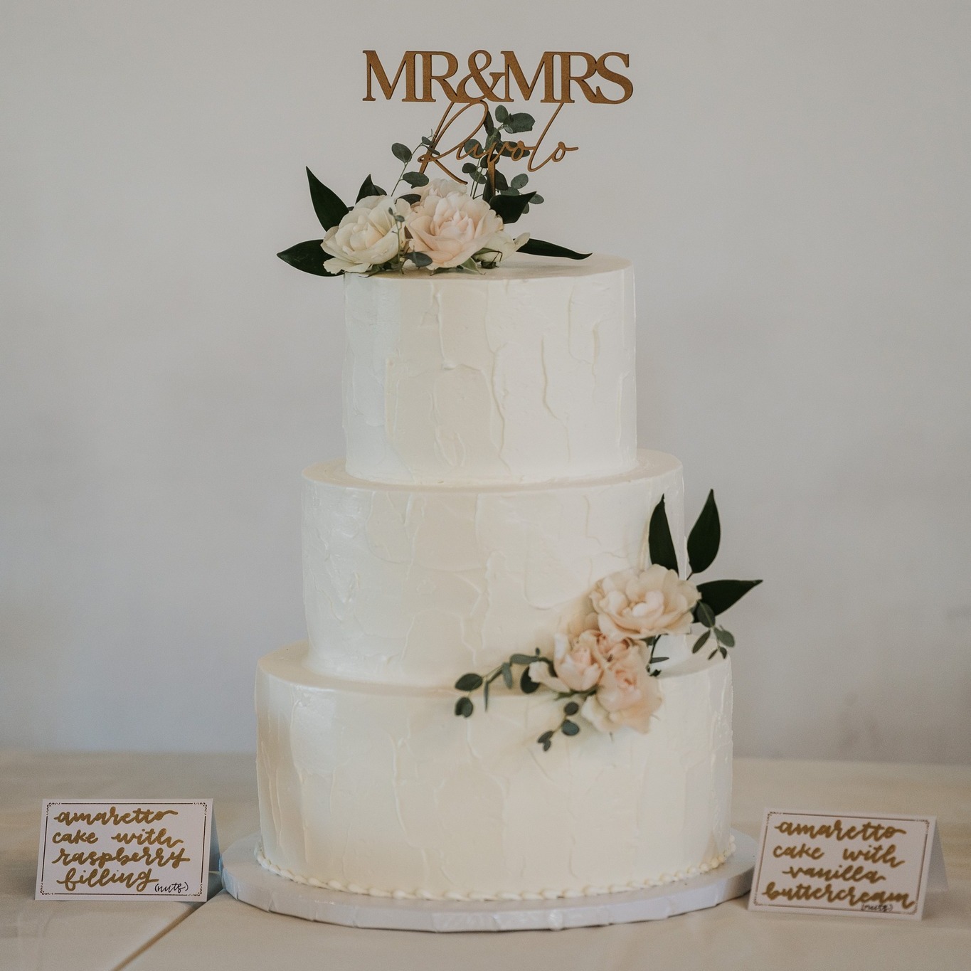 When the cake is already a statement, the florals should whisper—not shout. 🤍 Just a few blooms to tie everything together beautifully.
