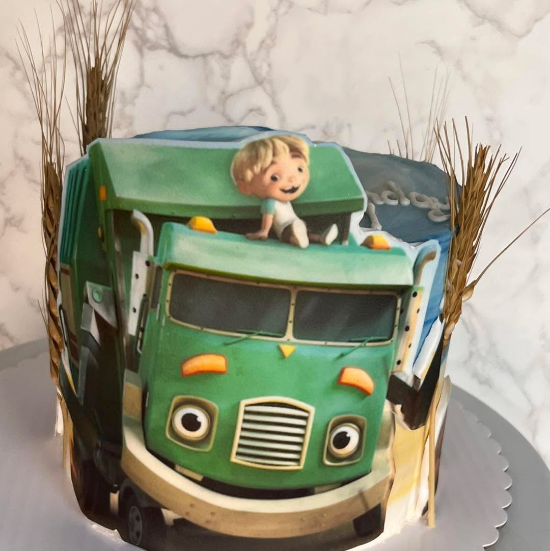 As my own son is 15, I’m only aware of new younger kid shows and movies via my business. When I received a request for a “Trash Truck” cake, a little bit of research was required, but I was up for the challenge!
Happy 2nd Birthday Mr. Owen, and thank you for keeping me in the know! 😊🚛🐻🦝🌾