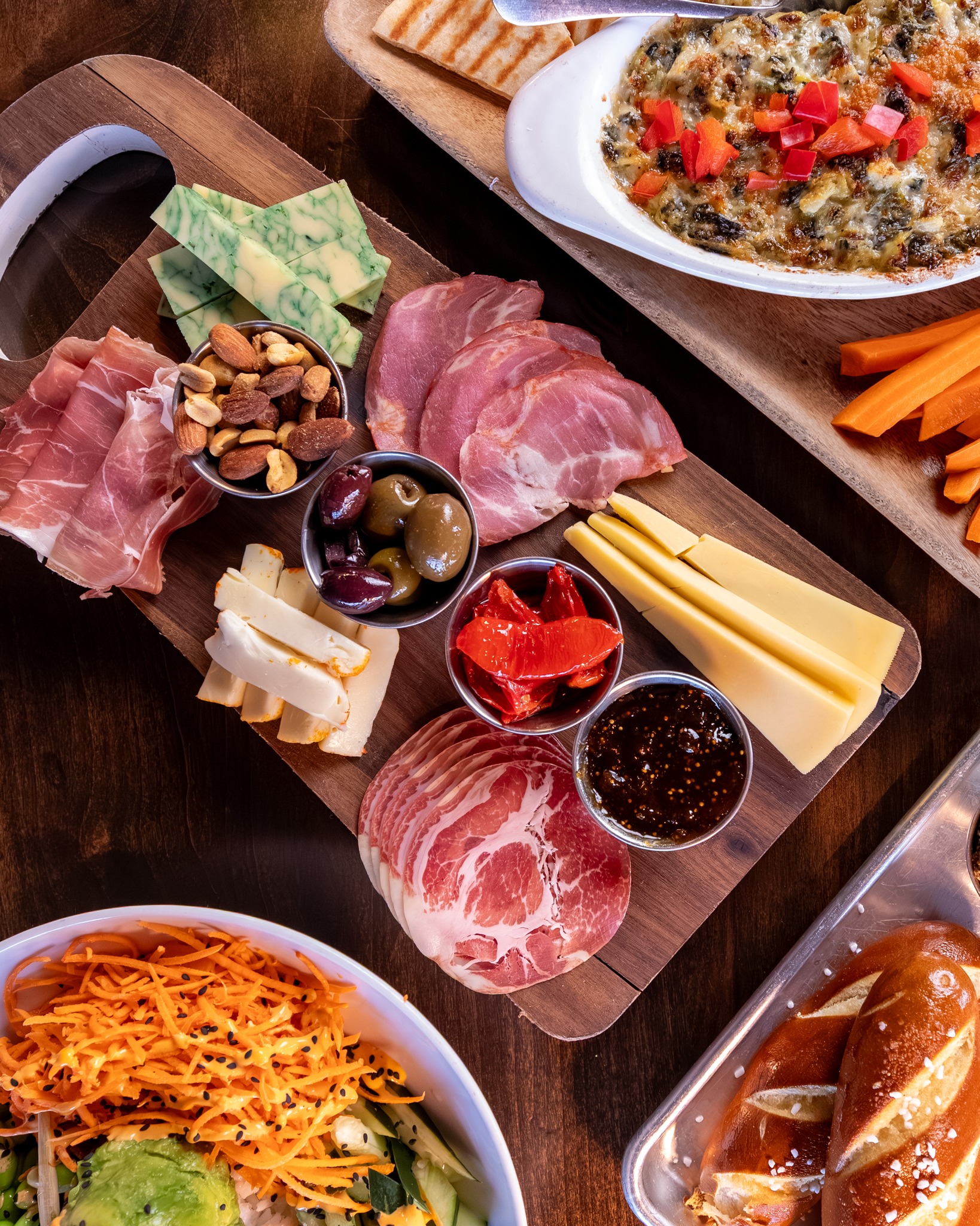 Crafted for grazing. Perfect for noshing. 🧀🥖🍷
#RavensView #RavensViewWineBar #CaveCreekAZ #ScottsdaleWineBar