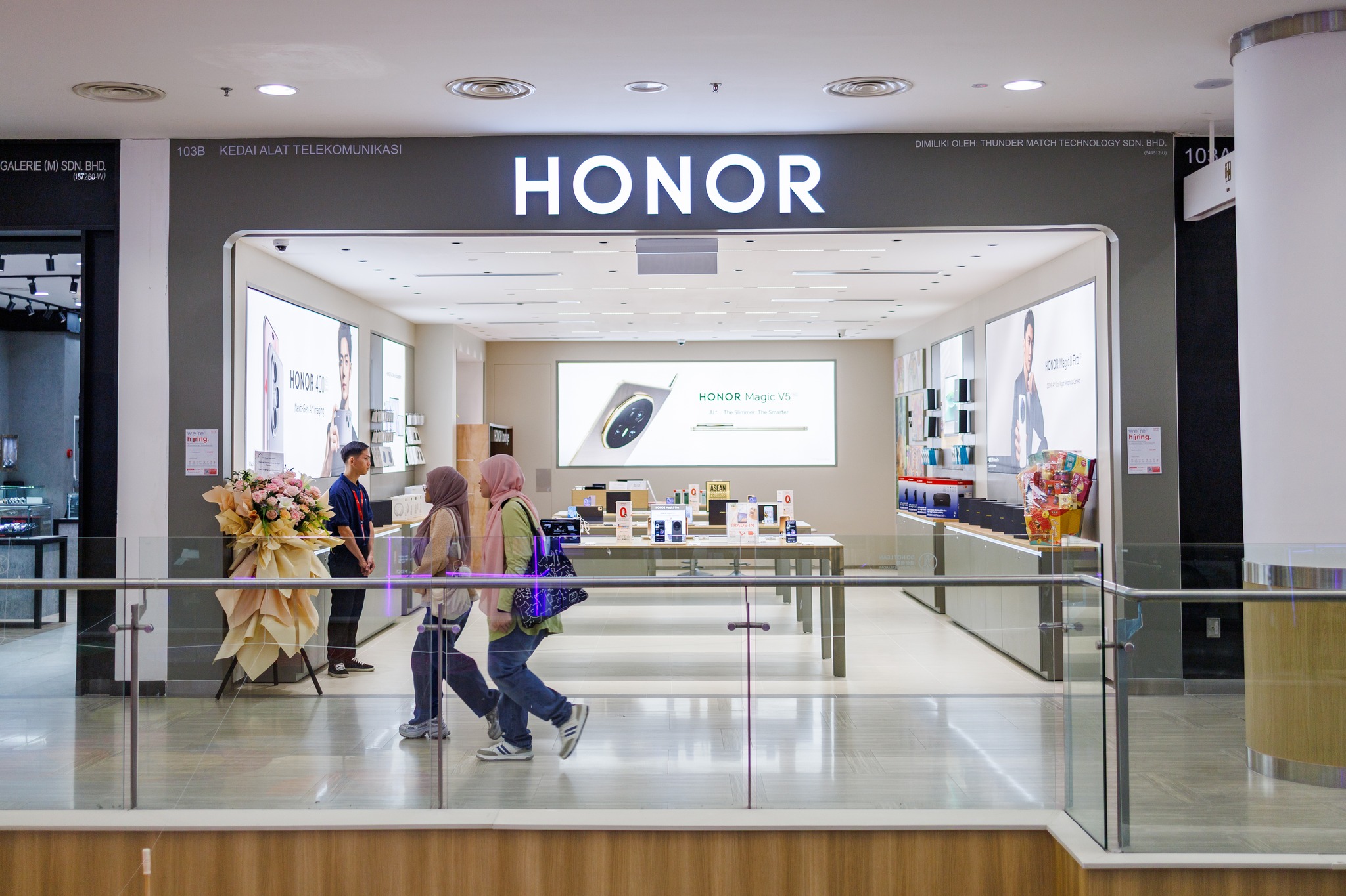 𝗛𝗢𝗡𝗢𝗥 is officially serving you on the First Floor ✨
This is your space to explore smart innovation designed to fit seamlessly into everyday life. From powerful performance to sleek, thoughtful design, every device is made to turn daily moments into something a little more magical.
🎁 Enjoy opening promotions on X7C & X6c, plus free gifts with minimum spend — along with flexible payment options.
📍 HONOR, First Floor (Lot 103B)