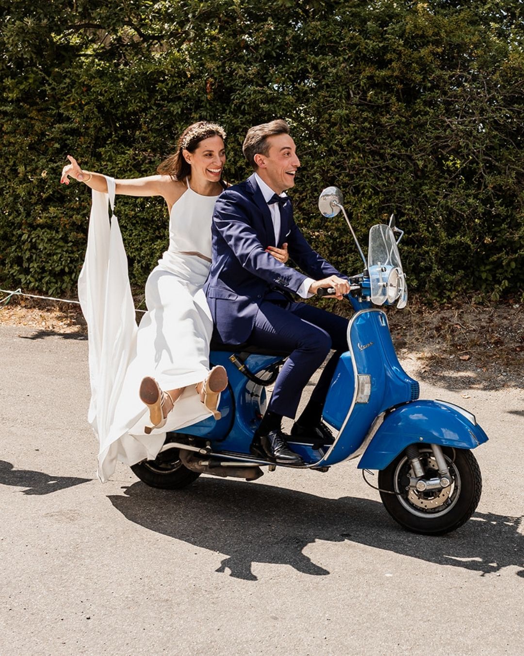 Je les ai adoré ces deux là avec leur big smile et ce scooter !!
Félicitations à vous les amoureux 💛
—
Céline Brochado - photographe mariage à Toulouse et partout en Occitanie
#photographemariagetoulouse #photographemariage #photocouple
—
Traiteur : @labrigade_traiteur
DJ : Guillaume Baudrand
Papeterie : @croquezlapommeC
Alliances : @bijouterie_mohedano
Robe : @ma_robe_toulouse
Déco : @options_toulouse et @naudy.laviesimplement