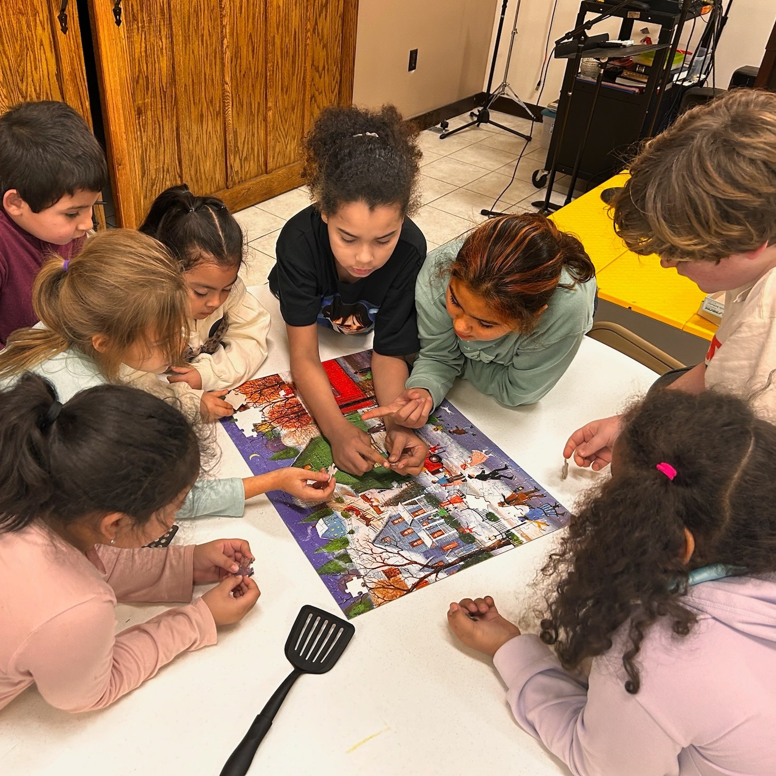 With frigid temperatures making outdoor play tricky, puzzle fever has officially taken over the Epoch Dream Center!
Our students have loved gathering around the puzzle table, working through challenges side by side and celebrating each piece that fits. We are so excited to see their interest grow in screen-free, brain-boosting activities that build focus, patience, and problem-solving skills. Even better, this time spent puzzling is also time spent bonding with Epoch staff and classmates! 🧩💚