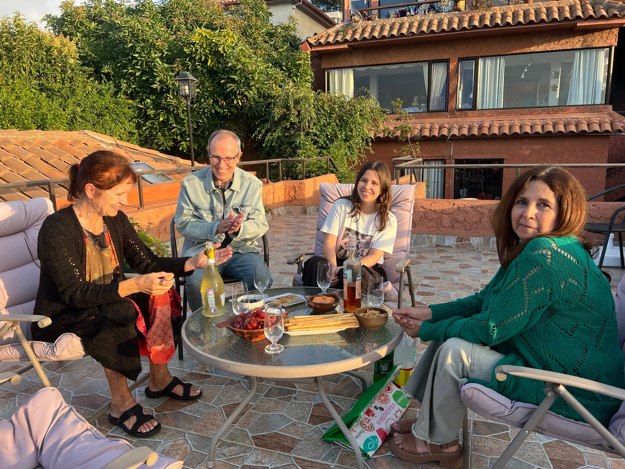 Nachträgliche Geburtstagsfeier mit allen drei Geschwistern als mein Bruder Konrad mit seiner Frau Ximena und mit der ältesten Tochter Milena am Samstag auch nach Viña del Mar kommen. Milena bleibt dann noch einen Tag länger und so verbringen wir zu Dritt Zeit am Strand in Reñaca. Am Abend versuchen wir dann, ein Fertig-Fondue anzuwerfen, das ich vor Jahren einmal mitgebracht habe und bereits seit eineinhalb Jahren abgelaufen ist. Aber das gelingt nicht: Das Fett trennt sich und das ganze schmeckt leicht ranzig … So gibt es Ravioli! #ccaatsantiago2026 #familienbesuchchile #playareñaca