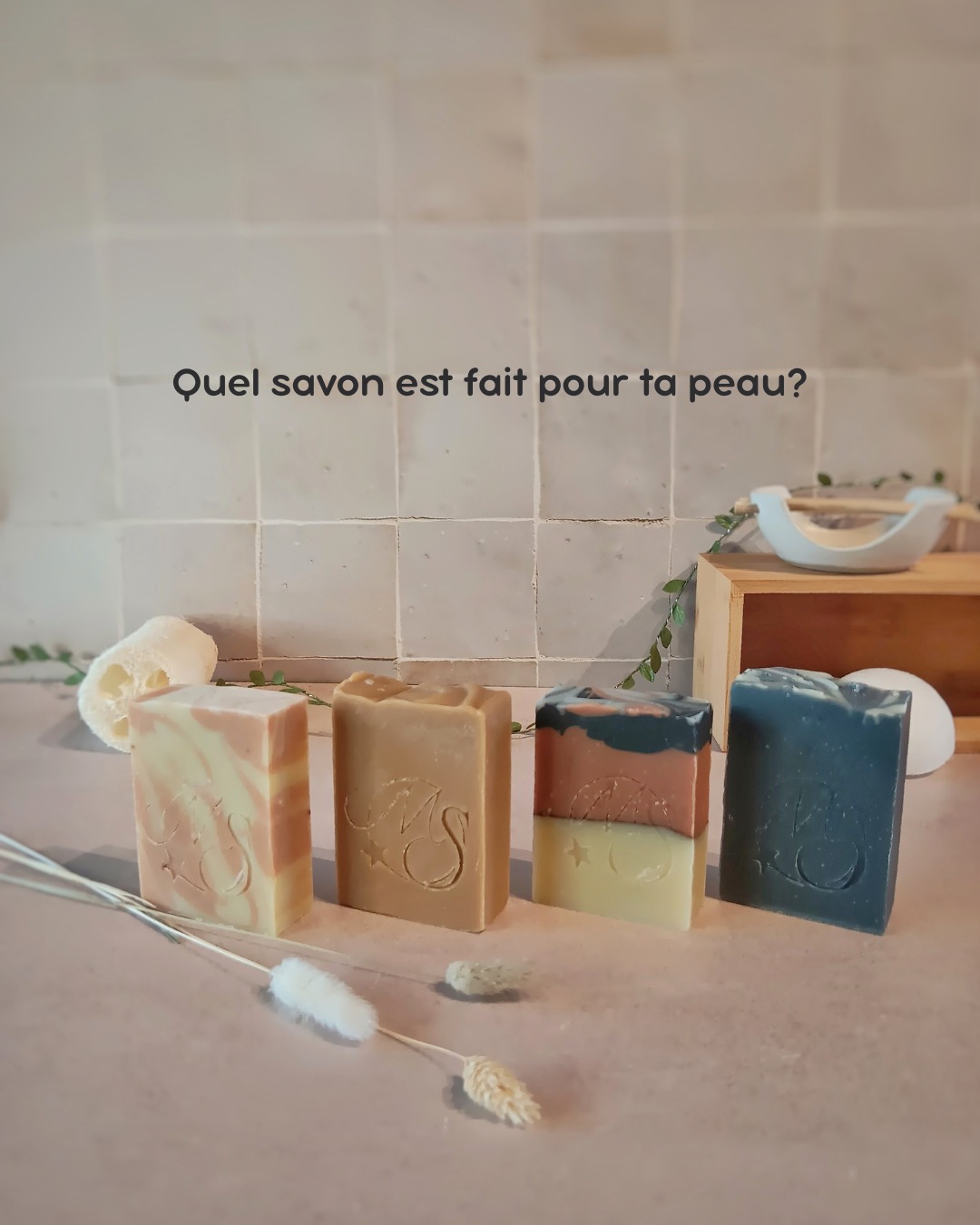 🖐 Arrête de choisir ton savon n'importe comment!!
Tu choisis ton savon parce qu'il est joli ou qu'il sent bon.
Ou tu achètes tout simplement au hasard sans regarder la composition.
Alors ta peau réagit mal et tu penses que le savon solide c'est nul!
Détrompe toi, un savon solide est parfait pour ta peau s'il est bien choisi.
Ton type de peau va déterminer quels sont les ingrédients à privilégier.
✨Peau sensible ➡ des ingrédients pour apaiser et renforcer la barrière cutanée : huile d'amande douce, beurre de karité, calendula, argile blanche
(⚠ à éviter : parfum, huiles essentielles, exfoliants abrasifs)
✨Peau sèche ➡ des ingrédients pour nourrir et restaurer le film hydrolipidique : beurre de karité, huile de coco, huile d'amande douce
✨Peau grasse ➡ des ingrédients pour réguler sans décaper :
huile de cameline, huile de chanvre, charbon actif
✨Peau normale ➡ des ingrédients pour maintenir l'équilibre :
huile d'olive, huile de chanvre, huile de cameline, charbon actif, argile rouge, argile blanche
Choisir son savon selon sa peau change tout!
#savonnerieartisanale #artisanefrancaise #faitmain