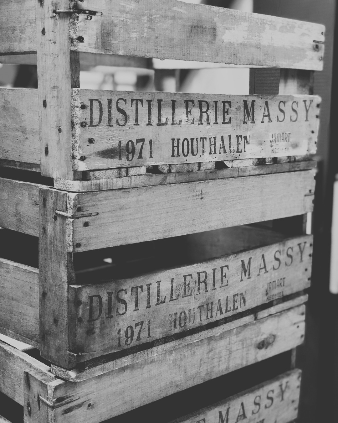 More than 120 years ago, Distillery Massy began a story that continues to grow every day.
What started in 1905 with Lambert Massy and a passion for distillation has grown into a Limburg family business that has been working with catering wholesalers and beverage retailers at home and abroad for many years.
Today, we run the company with two generations at the table.
With respect for the craft, an eye for quality, and above all, a focus on sustainable partnerships.
Our range is broad and carefully constructed.
From culinary liqueurs, rum, and fruit genevers to our Advocaat made according to a family recipe and our own creations such as Massy Gin and Heeborrel.
We believe that strong partnerships start with getting to know each other.
First understand, then create.
Curious about what Distillery Massy can do for your range?
Make an appointment with us: info@massy.be