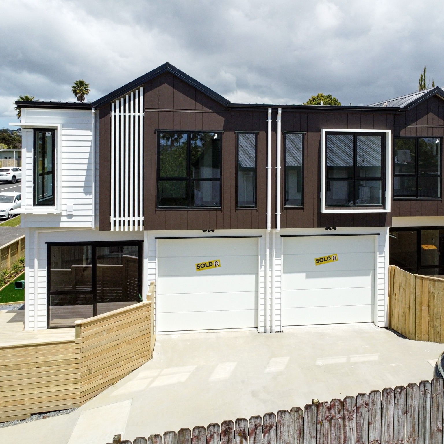 Dark, bold, and balanced.
These four homes use deep brown Vertical Shiplap to anchor key facade areas, paired with crisp white Bevelback for contrast and solidity.
White louvres introduce rhythm and shadow.
Simple details that make a big difference.
✨ Shera fibre cement | Vertical Shiplap MS200 & Bevelback 180
👉 Follow us for more inspiration.
#CLADSolutions #cladding #nzhome #fibrecement #shiplap