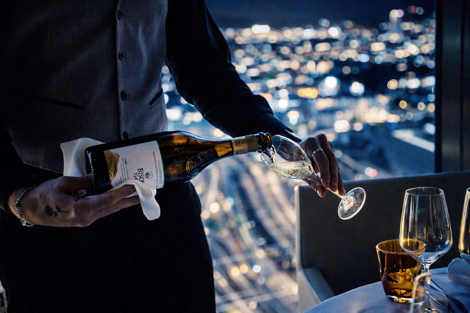 Love is in the Air.
Feiern Sie den Valentinstag mit Romantik, Genuss und einer besonderen Aussicht. Reservieren Sie jetzt Ihren Tisch auf www.clouds.ch.
#loveisintheair #loveisintheair #valentinstag #valentinstagsmenü #cloudszurich