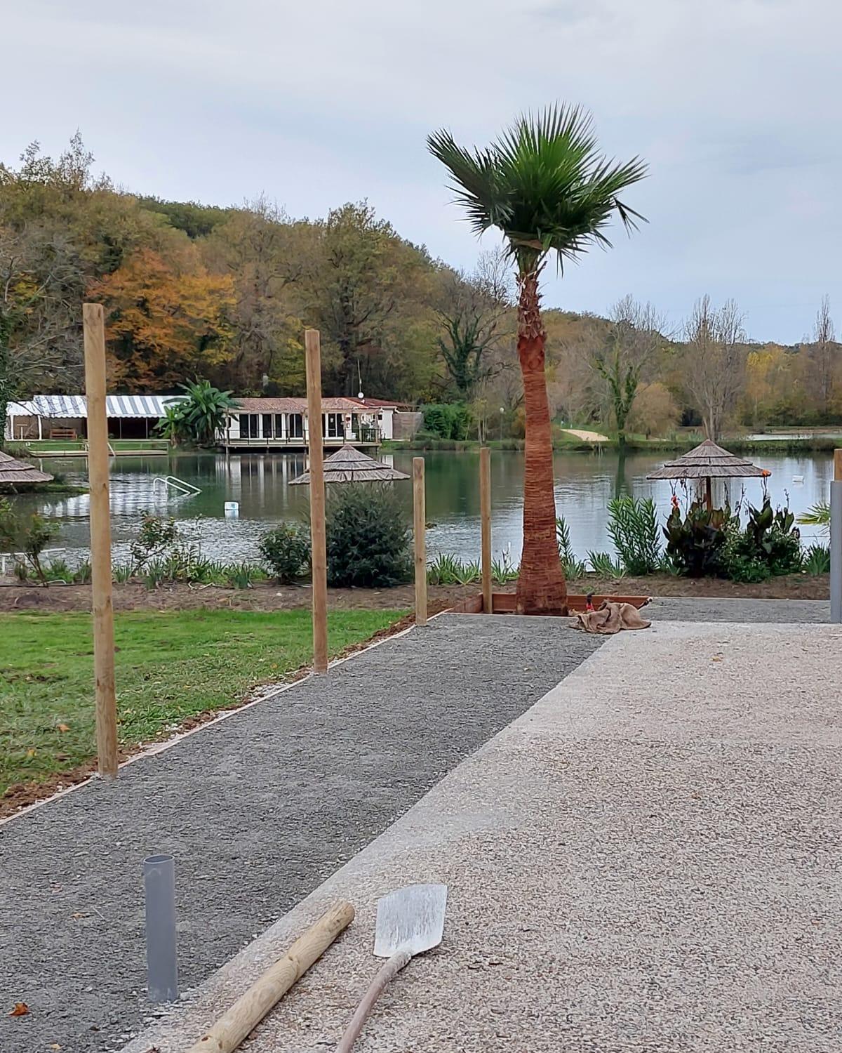Rond ons zwembad hebben we prachtige palmbomen geplaatst. ������🧡
Ze zorgen niet alleen voor extra schaduw op zonnige dagen, maar brengen ook dat heerlijke, ontspannen vakantiegevoel met zich mee.
Nog even je ogen dicht, het water op de achtergrond en je bent helemaal zen bij Camping Les 2 Lacs. 🥰🧡