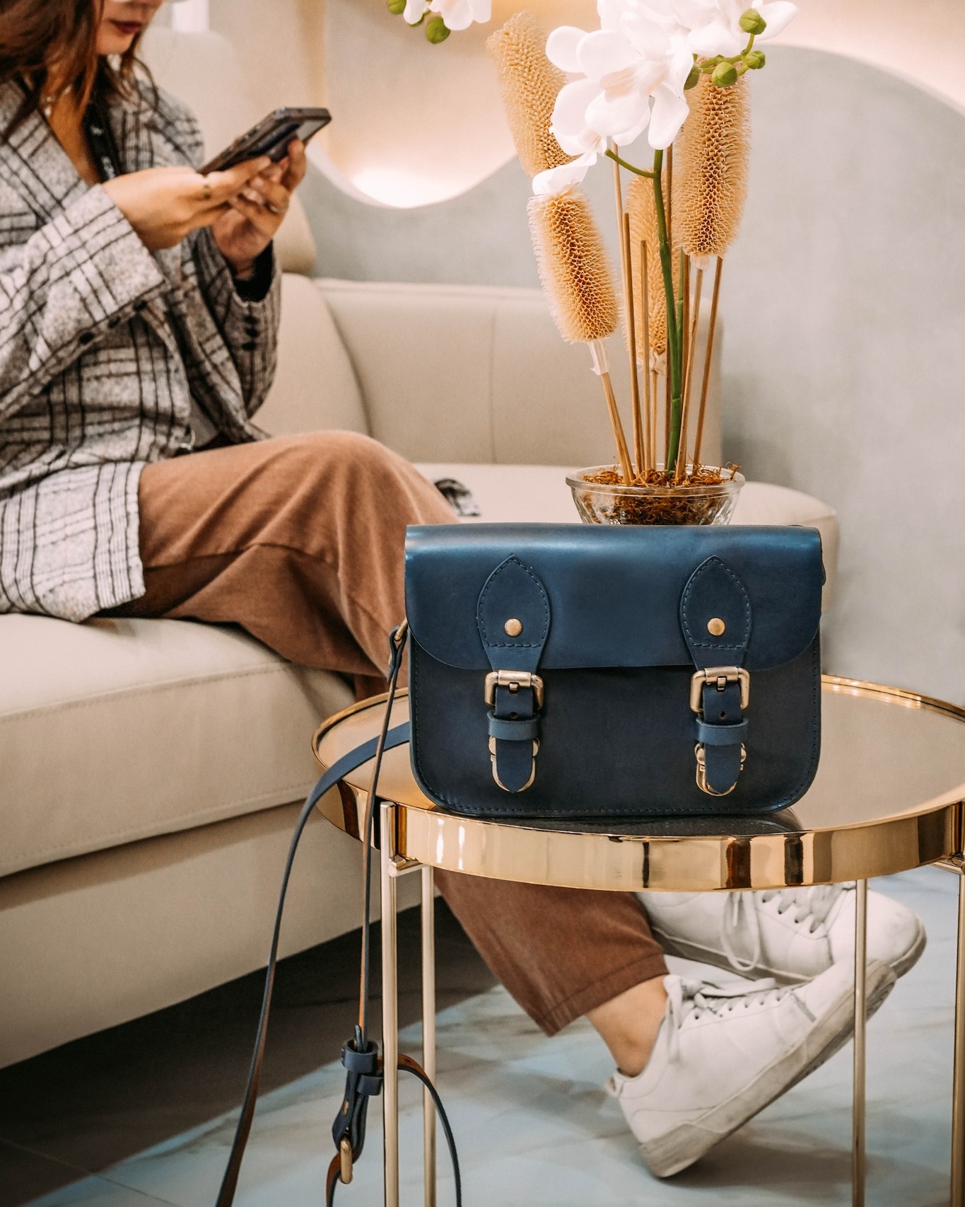 Field work kind of day🚶🏻♀️📋 No extra baggage, just the essentials, a clear mind, and the Anya Satchel keeping it light. Fits what you need, skips what you don’t😉💯✨
💼 Anya Satchel - Midnight Blue
📍SM Megamall, 3rd Level, Mega B
💳 www.theschoolofsatchel.com
#TheSchoolofSatchel #AnyaSatchel #Satchel #premiumleatherbag #smallbag