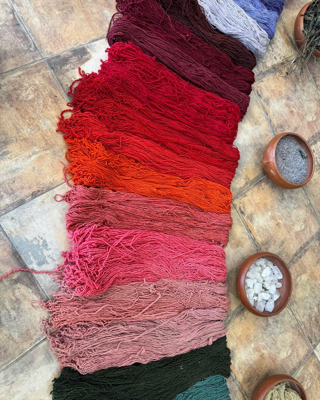 Diese Rottöne? 🌶️
Straight out of Mexico.
Erde. Chili. Sonnenuntergang in Oaxaca.
Reine Schafswolle – bald ein Teppich.
Handgemacht. Ohne Kompromisse.
#MexicoVibes #ArtisanMade #Wool #SlowDesign #InteriorStatement