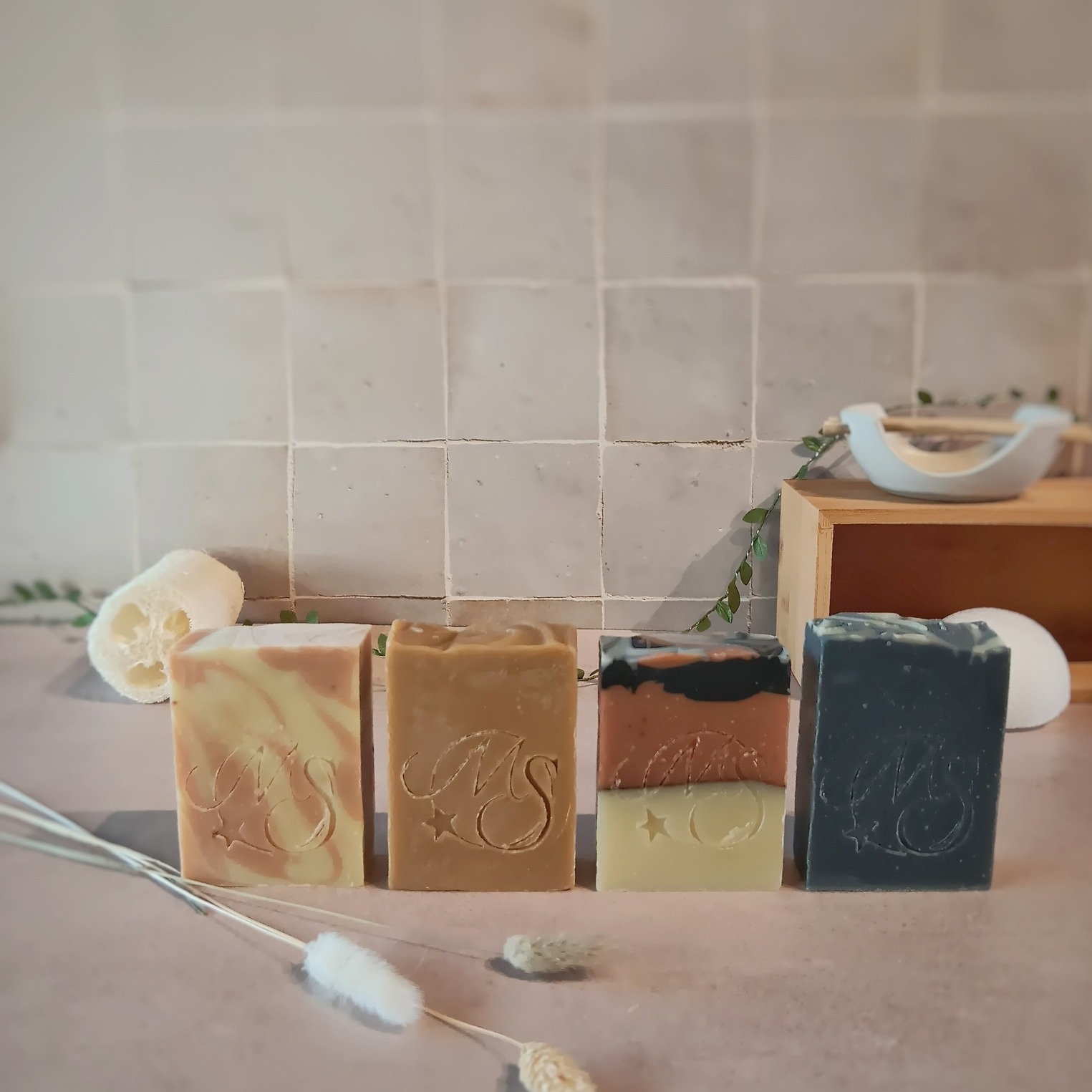 📷 Petit retour de mon shooting photos.
Je suis fan des fonds photos de @fondphoto.pastryandtravel ❤️
Le rendu est à mon image : simple et naturel !
T'en penses quoi?
#savonnerieartisanale #artisanefrançaise #faitmain