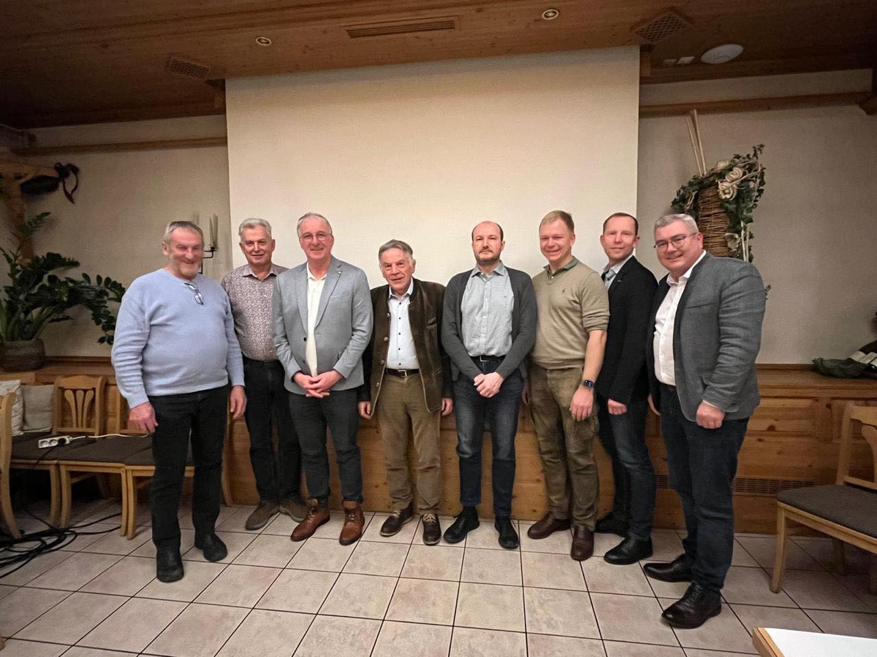 🌿🔥 Nahwärme Kirchham – eine echte Erfolgsgeschichte!
Bei der Generalversammlung wurden beeindruckende Zahlen präsentiert:
✅ 400.000 € Investitionen in die Weiterentwicklung der Anlage
☀️ Photovoltaikanlage & großer Pufferspeicher umgesetzt
🌍 450.000 Liter Heizöl im letzten Jahr ersetzt
♻️ rund 1,5 Mio. kg CO₂ eingespart
Obmann Stephan Söllner und das gesamte Vorstandsteam wurden für ihre großartige Arbeit einstimmig wiedergewählt – ein starkes Zeichen des Vertrauens! 👏
Als Dankeschön für das Engagement der 36 Landwirte gab es Vogelnistkästen – ein schönes Symbol für Nachhaltigkeit, Biodiversität und biologischen Forstschutz. 🐦🌲
Denn: Nur ein gesunder Wald ist stark – für die Umwelt und für uns alle!
👉 Nahwärme Kirchham zeigt, wie regionale Energieversorgung und Klimaschutz Hand in Hand gehen.
#NahwärmeKirchham #Nachhaltigkeit #Klimaschutz #RegionalStark #Biodiversität #Kirchham #Energiezukunft