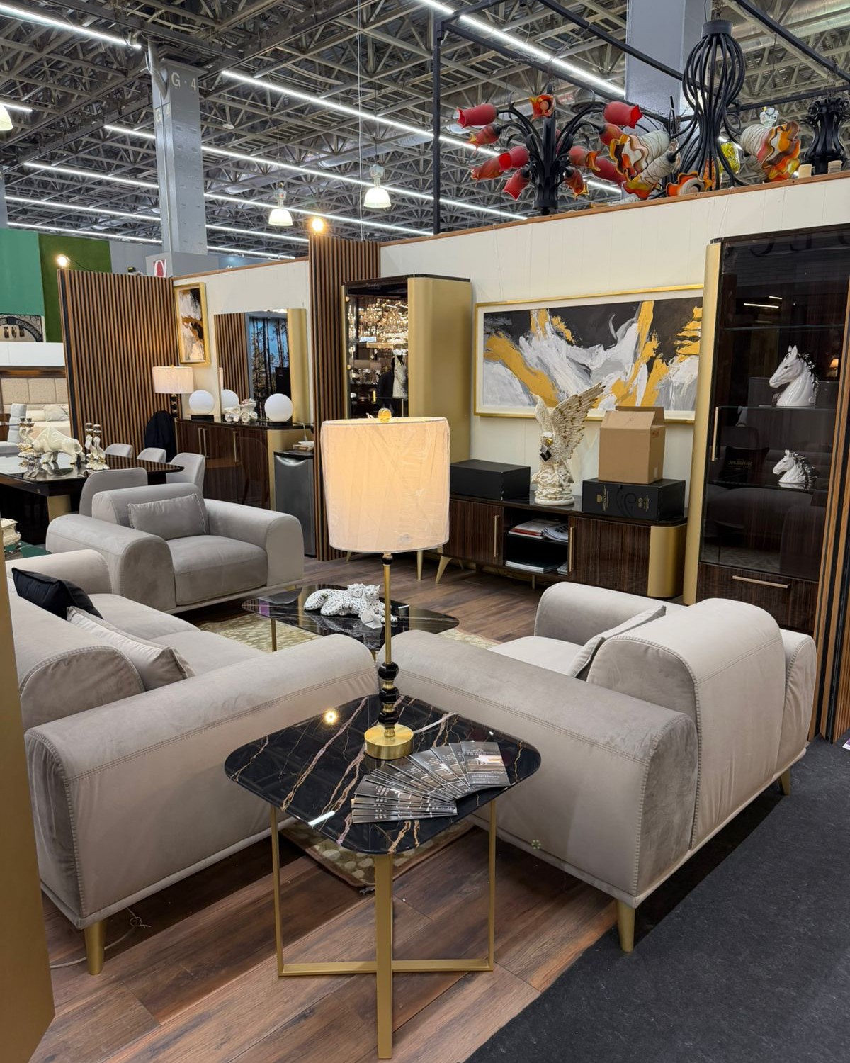 🚩D’ORTIZ MUEBLES PRESENTE EN EXPO MUEBLE INTERNACIONAL 🚩
Te esperamos del 18 al 21 de Febrero en Expo Guadalajara
📌 SALON JALISCO, STANDS: 15025, 15027, 14024 y 14026
🌐 https://www.dortizmuebles.com
📲 https://wa.me/523314096151
TE ESPERAMOS EN NUESTRAS SUCURSALES:
📌SUCURSAL ZAPOPAN
Av. Patria No. 603 Esquina Aldous Huxley
Colonia Jardines Universidad
Zapopan, Jalisco México.
Cel Ventas 33 2612 1670
📌SUCURSAL NAUCALPAN
Periférico Blvd. Manuel Avila Camacho No.550
Naucalpan de Juárez, Edo Mex.
Cel Ventas 55 6086 6314
Expo Mueble Internacional
#EXMII26 #ExpoMuebleInternacional #mueblesexclusivos #dortizmuebles #mueblesdeitalia #mueblesimportados #mueblesitalianos #mueblesitalia #muebles #salas #comedor #familyroom #interiordesign #muebleria #muebles #furniture #jalisco #cdmx
