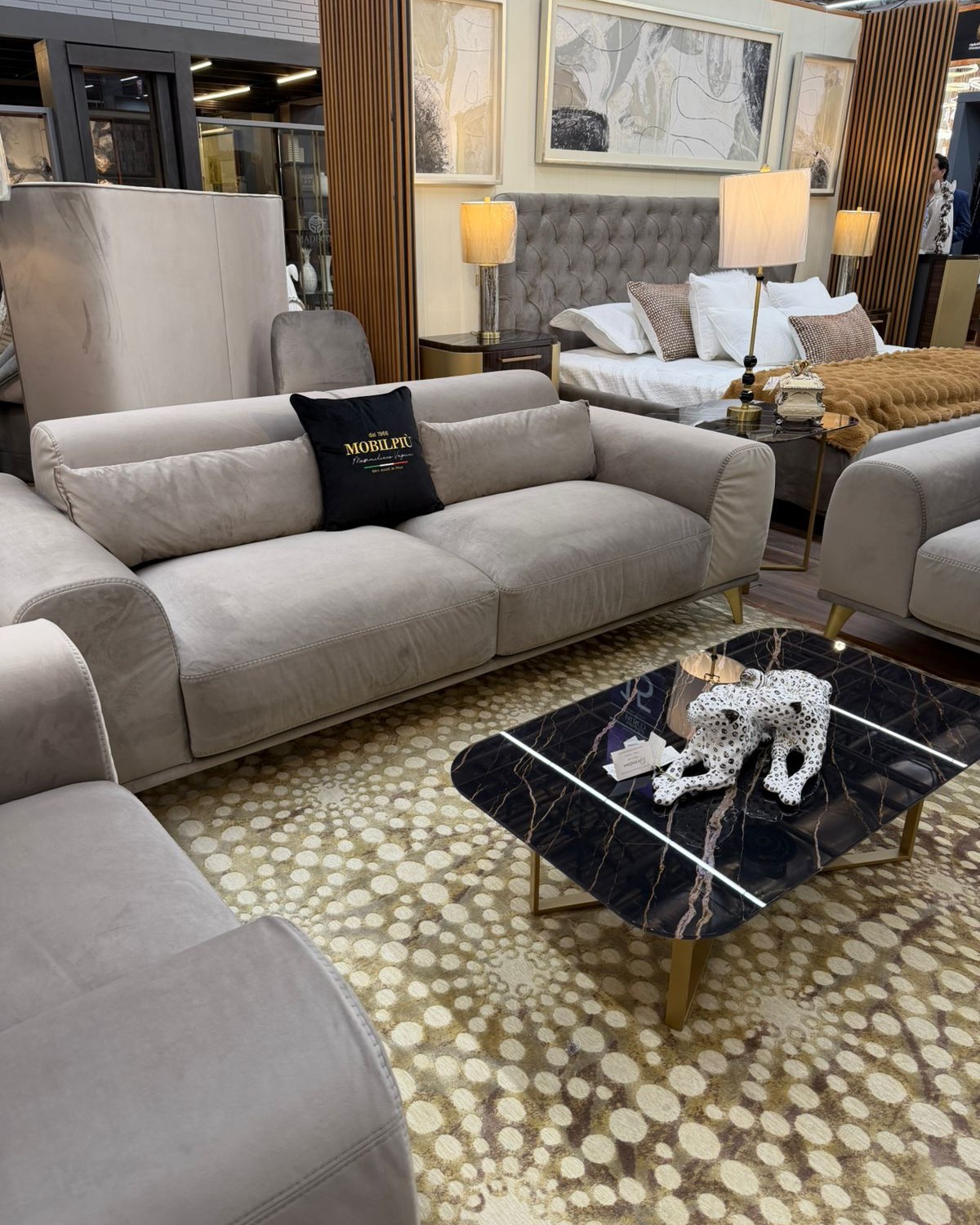 🚩D’ORTIZ MUEBLES PRESENTE EN EXPO MUEBLE INTERNACIONAL 🚩
Te esperamos del 18 al 21 de Febrero en Expo Guadalajara
📌 SALON JALISCO, STANDS: 15025, 15027, 14024 y 14026
🌐 https://www.dortizmuebles.com
📲 https://wa.me/523314096151
TE ESPERAMOS EN NUESTRAS SUCURSALES:
📌SUCURSAL ZAPOPAN
Av. Patria No. 603 Esquina Aldous Huxley
Colonia Jardines Universidad
Zapopan, Jalisco México.
Cel Ventas 33 2612 1670
📌SUCURSAL NAUCALPAN
Periférico Blvd. Manuel Avila Camacho No.550
Naucalpan de Juárez, Edo Mex.
Cel Ventas 55 6086 6314
Expo Mueble Internacional
#EXMII26 #ExpoMuebleInternacional #mueblesexclusivos #dortizmuebles #mueblesdeitalia #mueblesimportados #mueblesitalianos #mueblesitalia #muebles #salas #comedor #familyroom #interiordesign #muebleria #muebles #furniture #jalisco #cdmx