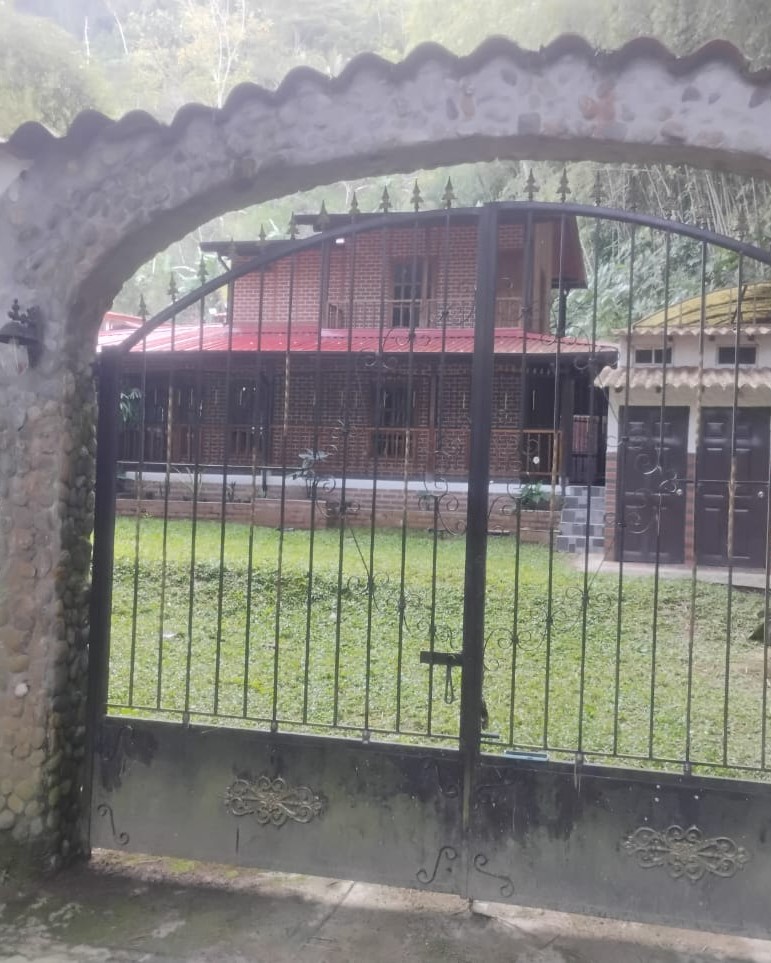 Se arrienda espectacular cabaña en Rionegro, ideal para quienes buscan paz, amplitud y contacto con la naturaleza.
Distribución del inmueble
*Primer piso:
-Sala y comedor amplios
-Cocina integral
-3 baños
-1 orinal para hombres
-2habitaciones
-Zona de BBQ perfecta para compartir
-Cuarto de gas
*Segundo piso:
-2habitaciones, cada una con baño privado
-Balcón con vista natural
*Adicionales
-Derecho a servidumbre
-Pozo natural
-Entorno campestre y tranquilo
Ubicación privilegiada en Rionegro, ideal para descanso o vivienda permanente.
Zona verde: 104.50 metros cuadrados
Parqueadero al lado: 40 metros cuadrados
#inmobiliariadeconfianza #InmobiliariaIdm #inmobiliaria #hogar #arriendo #inmobiliariaidm #hogardulcehogar
Para mayor información:https://www.inmobiliariaidm.com/inmuebles/2584468b-a984-4afd-8bba-f88fa66015e1