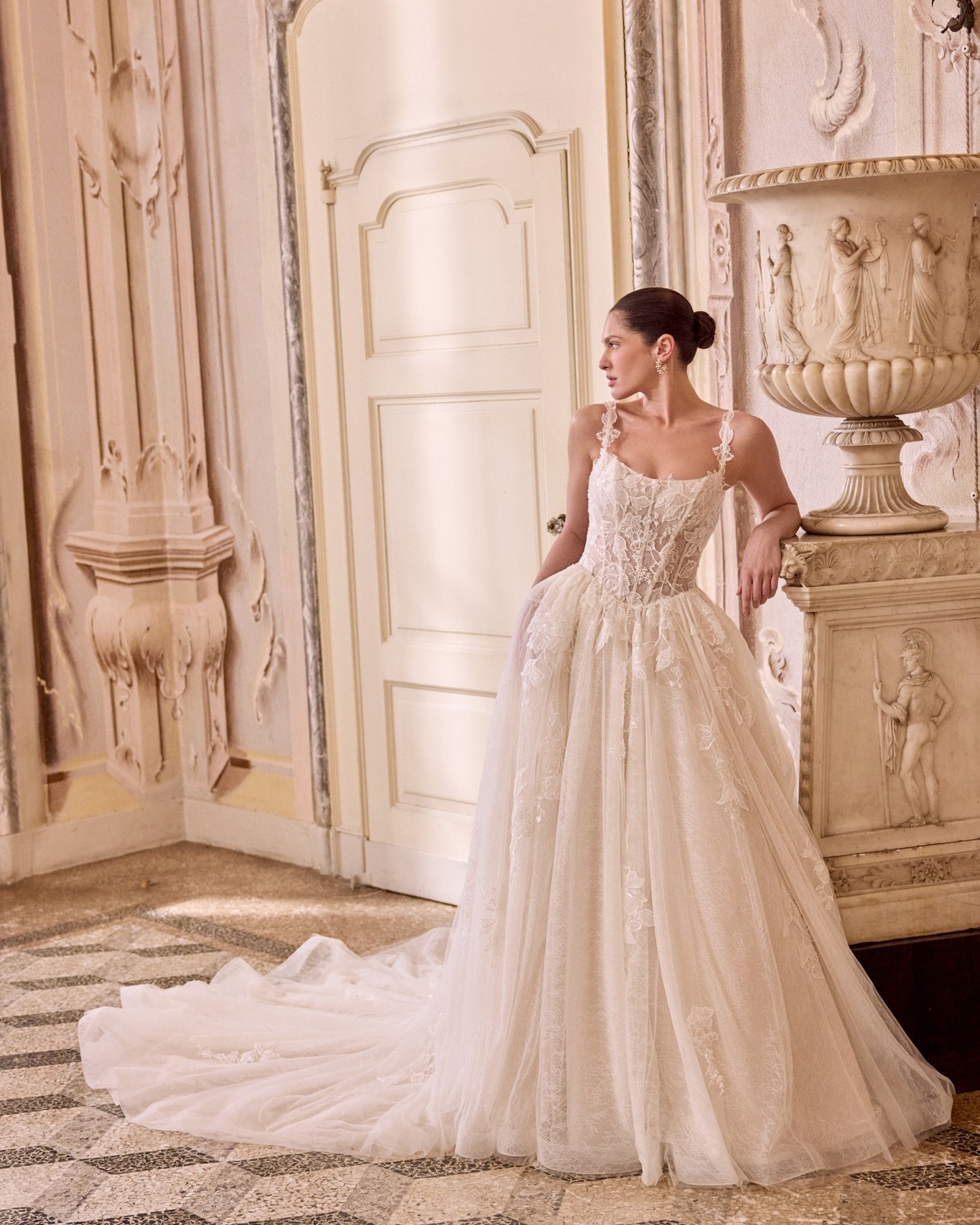 Meet @justinalexander— where vintage 1950s & 1960s inspiration meets modern-day magic. Think clean lines, sculpted silhouettes, rich fabrics, & hand-crafted details that feel straight out of Old Hollywood.
If you’re dreaming of classic beauty with a glamorous twist, this is your wedding dress designer, trust us.
xo, the mara gals