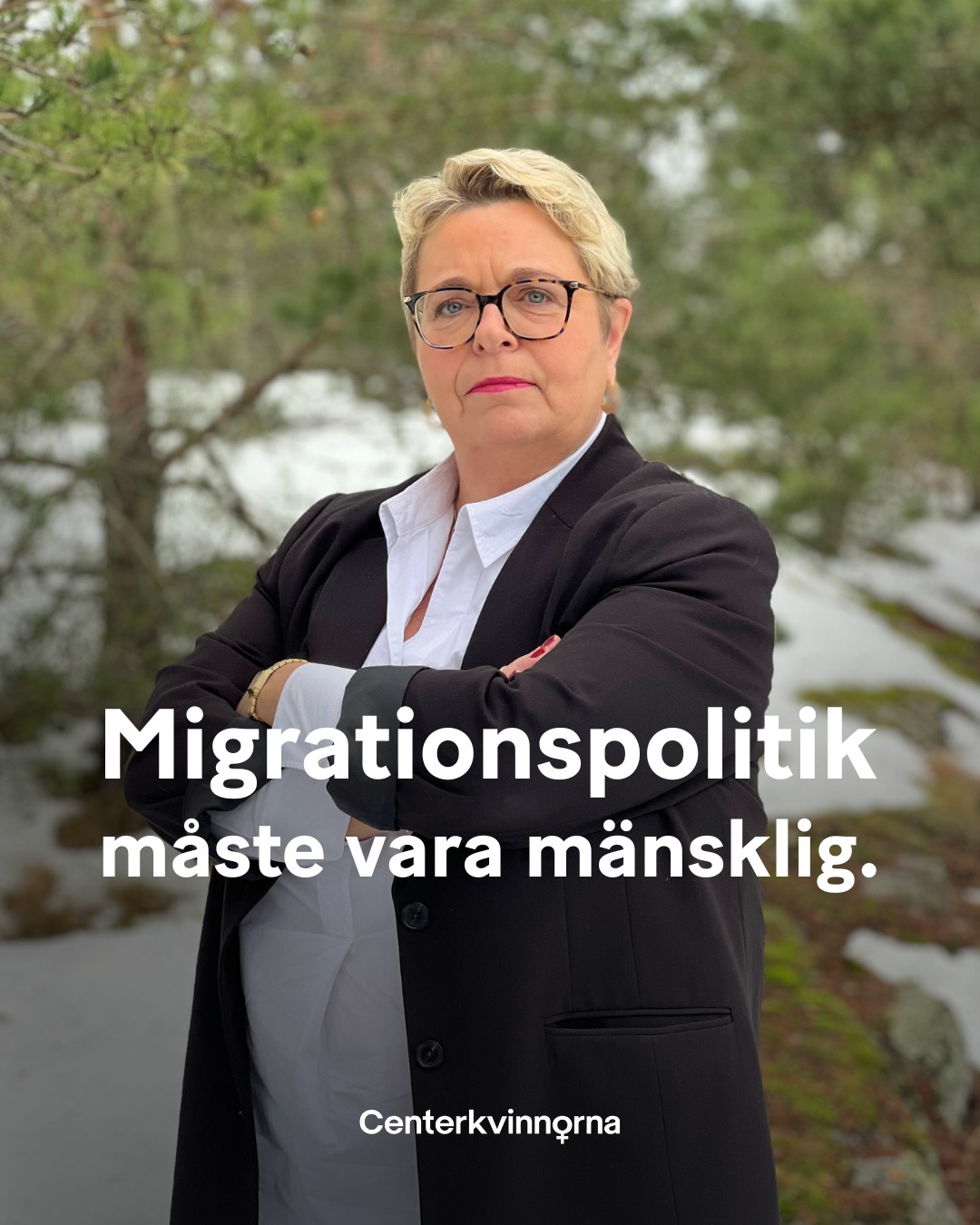 Vi kan ha en reglerad migration och samtidigt hÄlla fast vid nÄgot sÄ grundlÀggande som medmÀnsklighet. Det ena utesluter inte det andra.
NÀr barn och tonÄringar som bott lÀnge i Sverige, gÄr i skolan hÀr, har sin familj och hela sin vardag hÀr utvisas, gör det ont i mÄnga av oss. För att lagar mÄste fungera i verkliga liv.
Ett rÀttssÀkert system ska vara förutsÀgbart. Men det mÄste ocksÄ kunna vÀga in hur lÄng tid som gÄtt, hur stark anknytningen Àr och vad en utvisning faktiskt innebÀr för en ung mÀnniska mitt i livet - som följt alla regler.
Som Centerkvinnor stÄr vi för frihet, ansvar och rÀttsstatens principer. Just dÀrför sÀger vi ocksÄ att migrationspolitik mÄste vara mÀnsklig. Ett starkt samhÀlle klarar av bÄde ordning och omtanke.