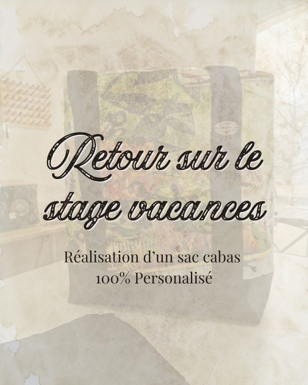 Quand Lia est arrivée à l’atelier, j’ai senti ce petit mélange d’excitation et d’appréhension.
Alors on a commencé tranquillement.
Choisir les tissus.
Comprendre le projet.
Tracer, visualiser, découper.
Très vite, elle s’est prise au jeu.
Elle était attentive, appliquée, curieuse de chaque étape.
Elle a travaillé la poche intérieure, monté les sangles, compris comment donner du volume au sac en assemblant les angles.
Elle a découvert qu’on coud parfois “à l’envers” pour que tout soit propre à l’endroit.
Avec une chute de simili, on a fabriqué un pompon.
Parce qu’à l’atelier, rien ne se perd.
Le deuxième jour, elle est revenue plus sûre d’elle.
Elle a terminé ses finitions, et choisi de fermer la doublure au point invisible à la main.
Le plus exigeant.
Elle a pris son temps.
Elle est allée jusqu’au bout.
Et quand elle a posé avec son sac…
on ne voyait plus du tout l’appréhension du premier jour.
C’est exactement pour ça que j’aime ces stages
#StageCouture
#CoutureAdo
#AtelierCouture
#VieDAtelier
#ApprendreLaCouture
#FaitMain
#NewVictorianCouture
#SixFoursLesPlages