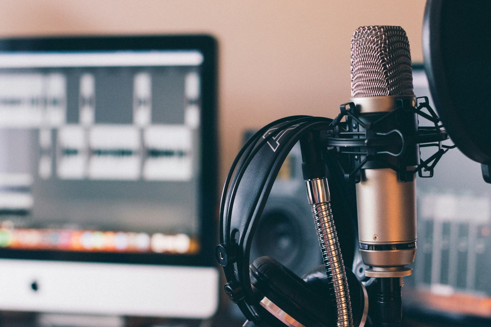 🎙️ We’ve been working behind the scenes on a space designed for big ideas, meaningful conversations, and voices that deserve to be heard.
👀 Think: storytelling
🎧 Think: connection
🎤 Think: YOUR voice
We’re putting the finishing touches on our new podcast studio and we want to know…
👉 If you had a microphone and a platform, what would you talk about?
Drop your show idea in the comments ⬇️
📷Will Francis on Unsplash
