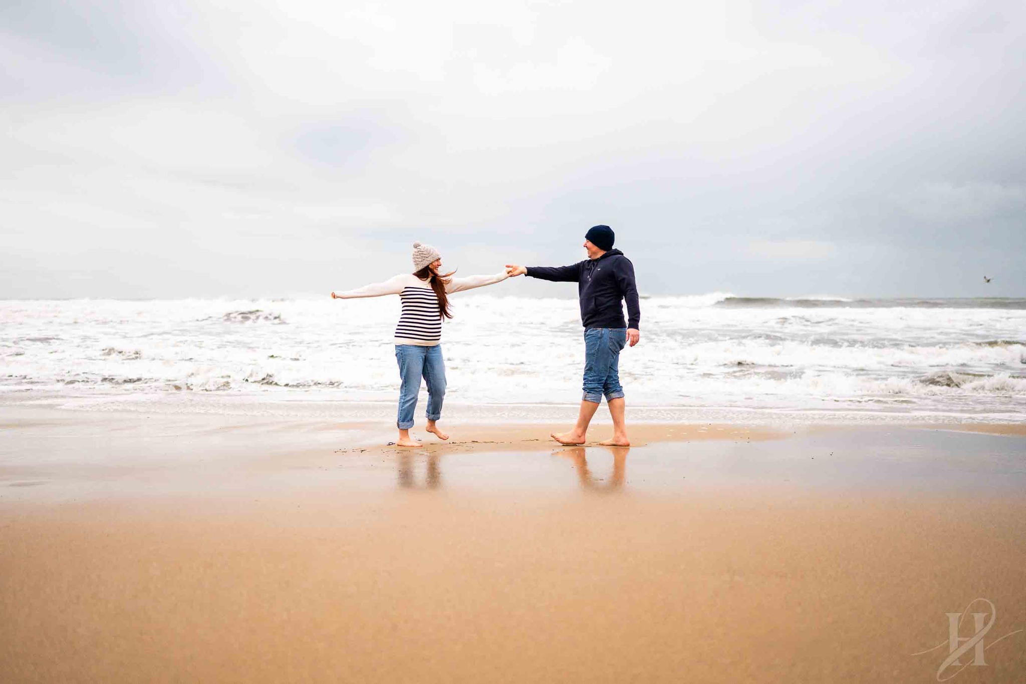 Sachez qu’une femme qui rêve de ses photos de grossesse à la plage les aura.
Peu importe les nuages, la pluie, le vent ou même la couleur de ses chaussettes.
Elle les aura.
Avec douceur, avec détermination, avec amour.
Comme vous voulez, mais elle les aura quand même !
Merci à vous, futures mamans, d’être parfois encore plus déterminées que moi 😅