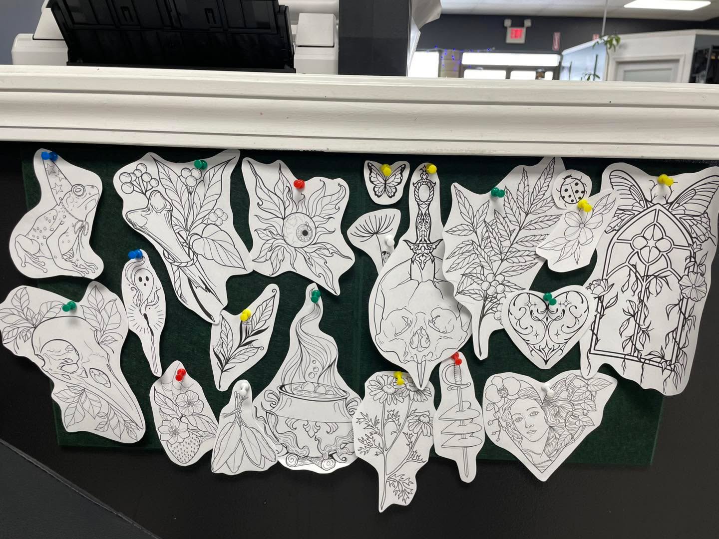 Ashlyn has walk in availability today! 😜 here are some of her flash designs! Feel free to stop in & let’s make your ideas a reality!💫
✨
✨
✨
#blackballtattoo #walkinavailable #michigantattooartist #flashdesign #ashlynhaventattoos