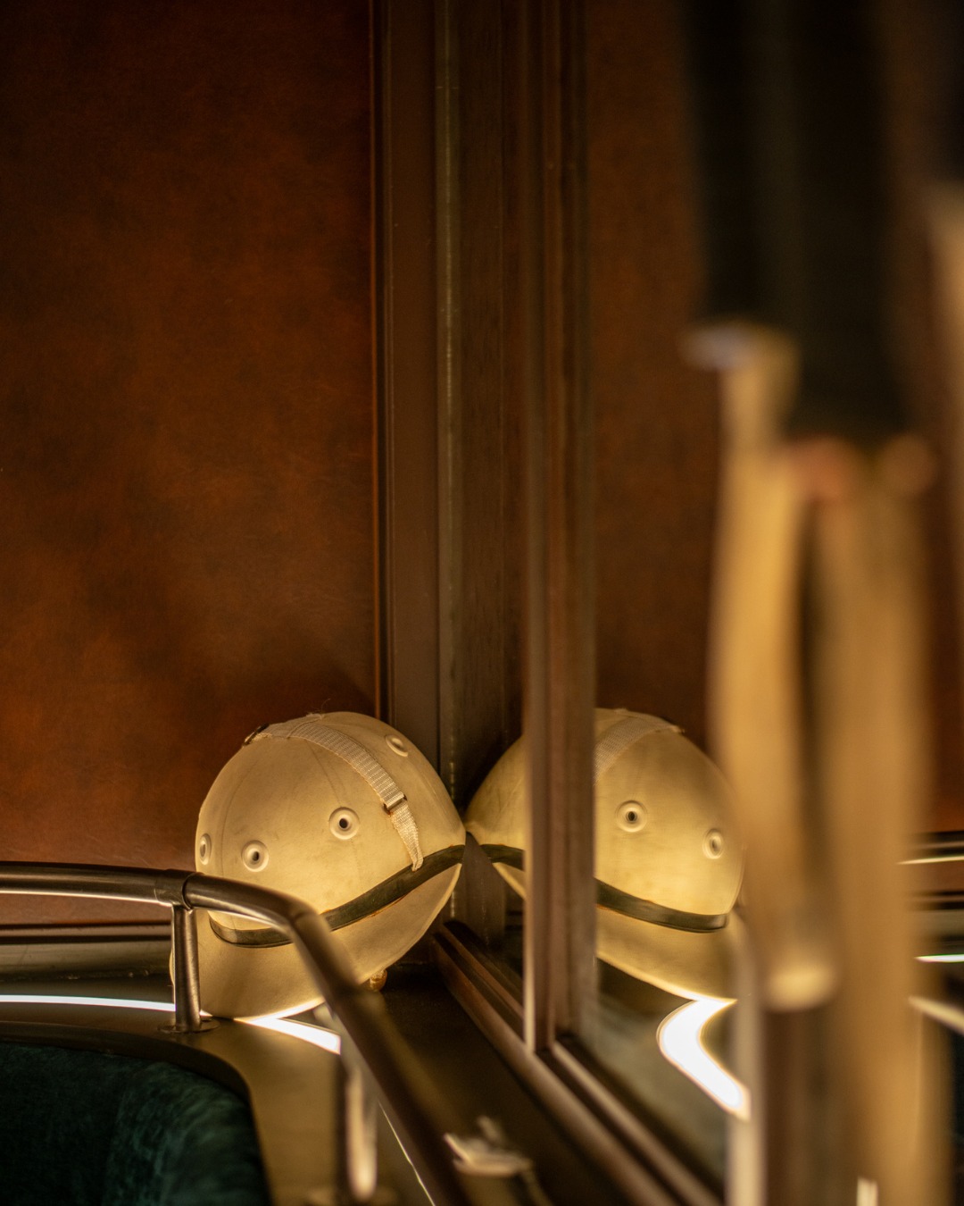Inspired by the grandeur of historic Indian polo clubs, Jharokha takes its name from the ornate stone windows found in royal sporting retreats of Rajasthan. These architectural details once framed scenes of elegance, leisure, and refined gatherings — the very spirit we bring to our dining experience today.
Jharokha ได้รับแรงบันดาลใจจากสโมสรโปโลของอินเดียในอดีต และตั้งชื่อตามหน้าต่างหินแกะสลักอันวิจิตรที่พบในสถานที่พักผ่อนของราชสำนักในรัฐราชสถาน ซึ่งเคยเป็นฉากของความสง่างาม การสังสรรค์ และไลฟ์สไตล์อันประณีต
👉🏼 For reservations: Link in Bio.
📞082-997-3399
📍Erawan Bangkok, Fl.2
🕒 Open Daily, 11:30 - 22:30
#JharokhabyIndus #JharokhaBkk #JharokhaBangkok #CelebratewithJharokha #IndianCuisine