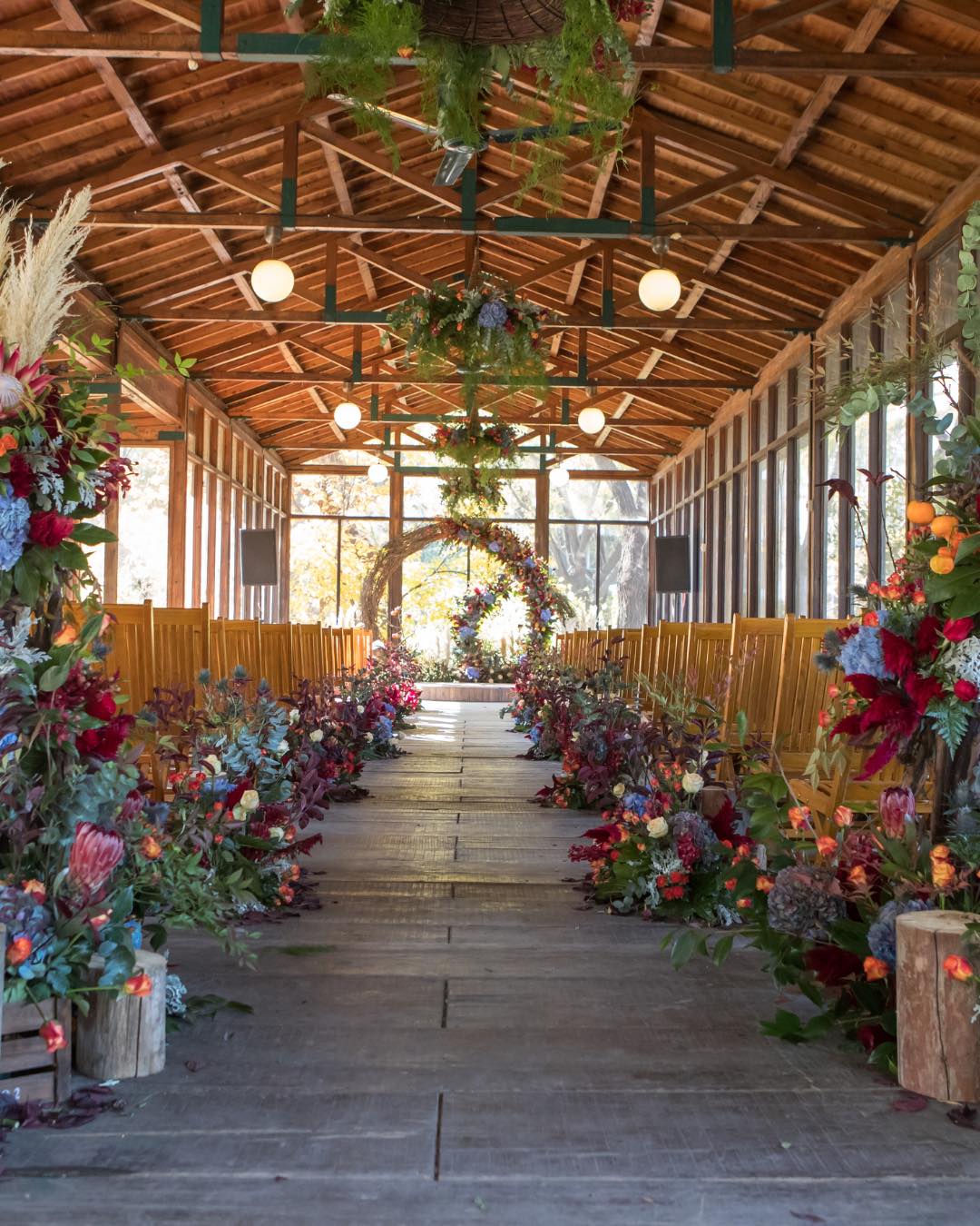 Spring is on the horizon, and you can feel it in every bloom 🌸✨
Rich reds, soft corals, fresh greens, and hints of blue come together to create a vibrant, romantic palette that feels alive and full of promise. As the seasons shift, so does the energy—lighter, brighter, and ready for new beginnings.
This is what spring weddings are made of: color, texture, and florals that transform a space into something unforgettable. 🌿💐
