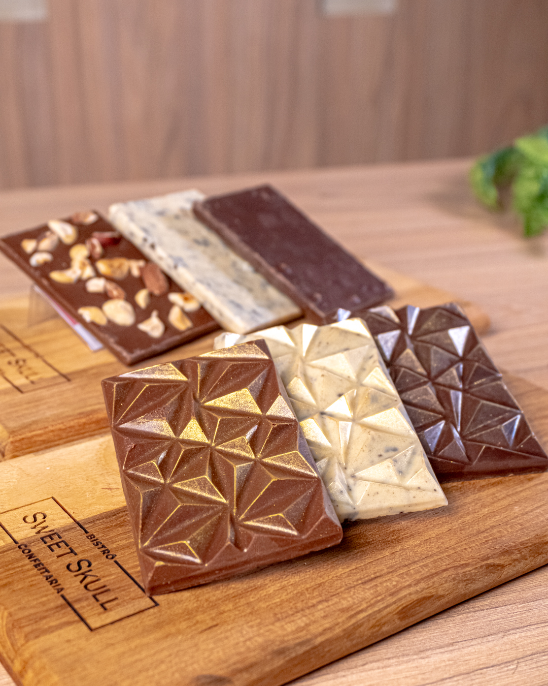 Perfeitas para presentear aquela pessoa especial ou entĂŁo matar aquela vontade de comer um chocolate escondido numa quinta-feira 14h37! đ€Łâ€
Mini Barras de Chocolate Sweet Skull!
Os melhores chocolates em pequenas doses.â€
đ” Delivery ou Retirada: link na bio
â° Seg. a Sex.: 11h Ă s 21h
â SĂĄb., Dom. e feriados: fechado
#SweetSkull #ConfeitariaSkull #chocolate #sobremesa #doce #barradechocolate